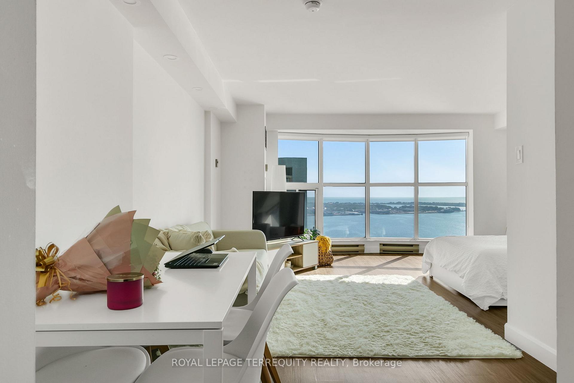 Photo 5 of Unit 3803, 99 Harbour Square, Toronto, Waterfront Communities — HOMEH