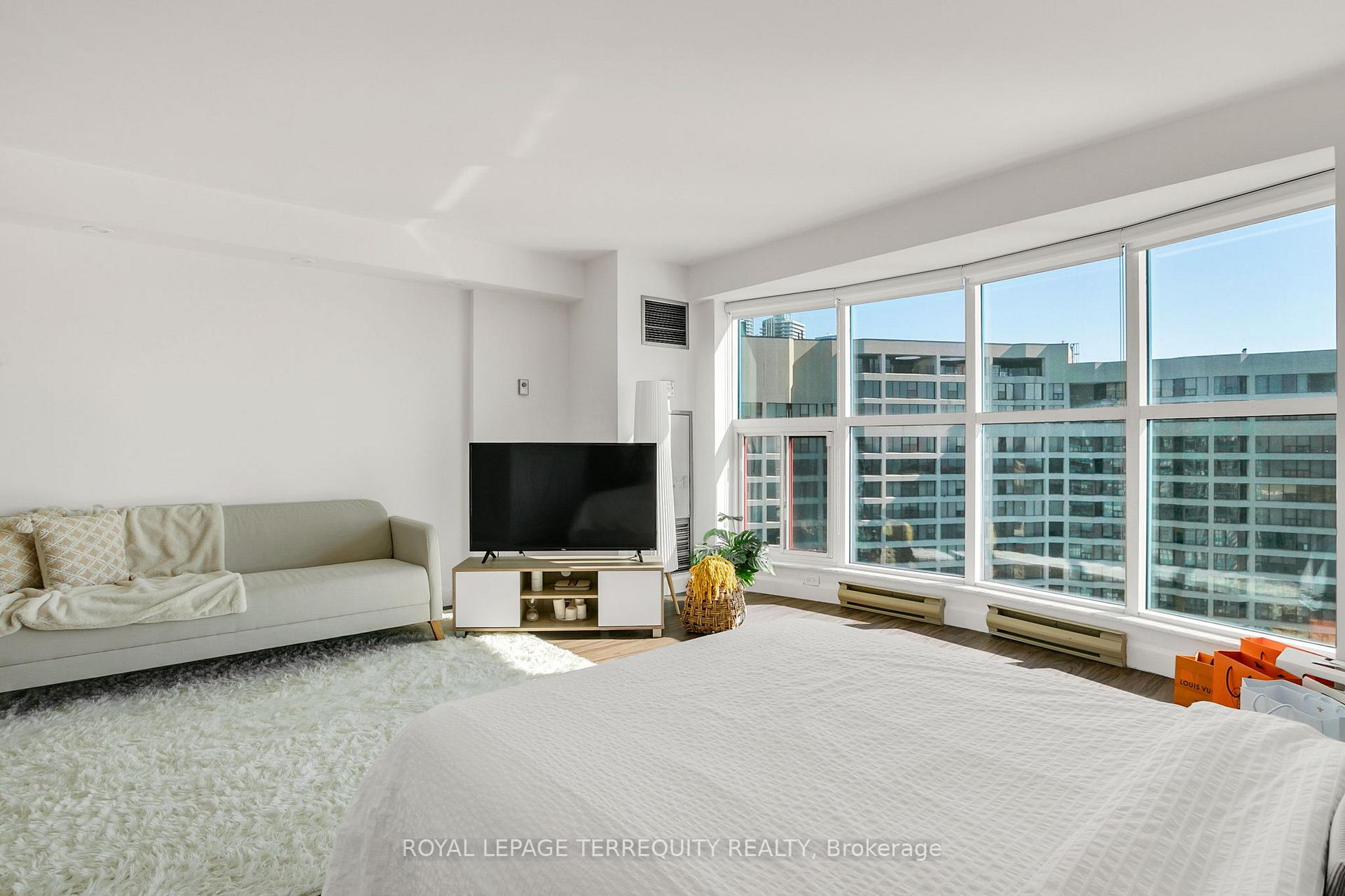 Photo 11 of Unit 3803, 99 Harbour Square, Toronto, Waterfront Communities — HOMEH