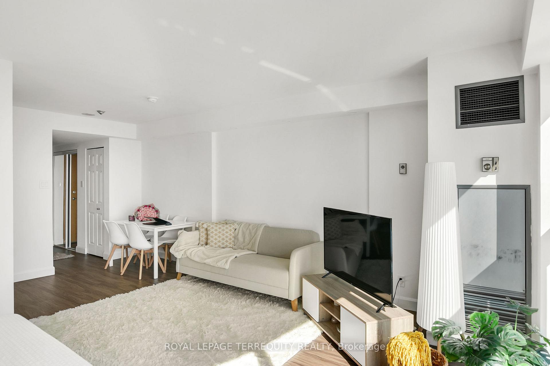 Photo 12 of Unit 3803, 99 Harbour Square, Toronto, Waterfront Communities — HOMEH