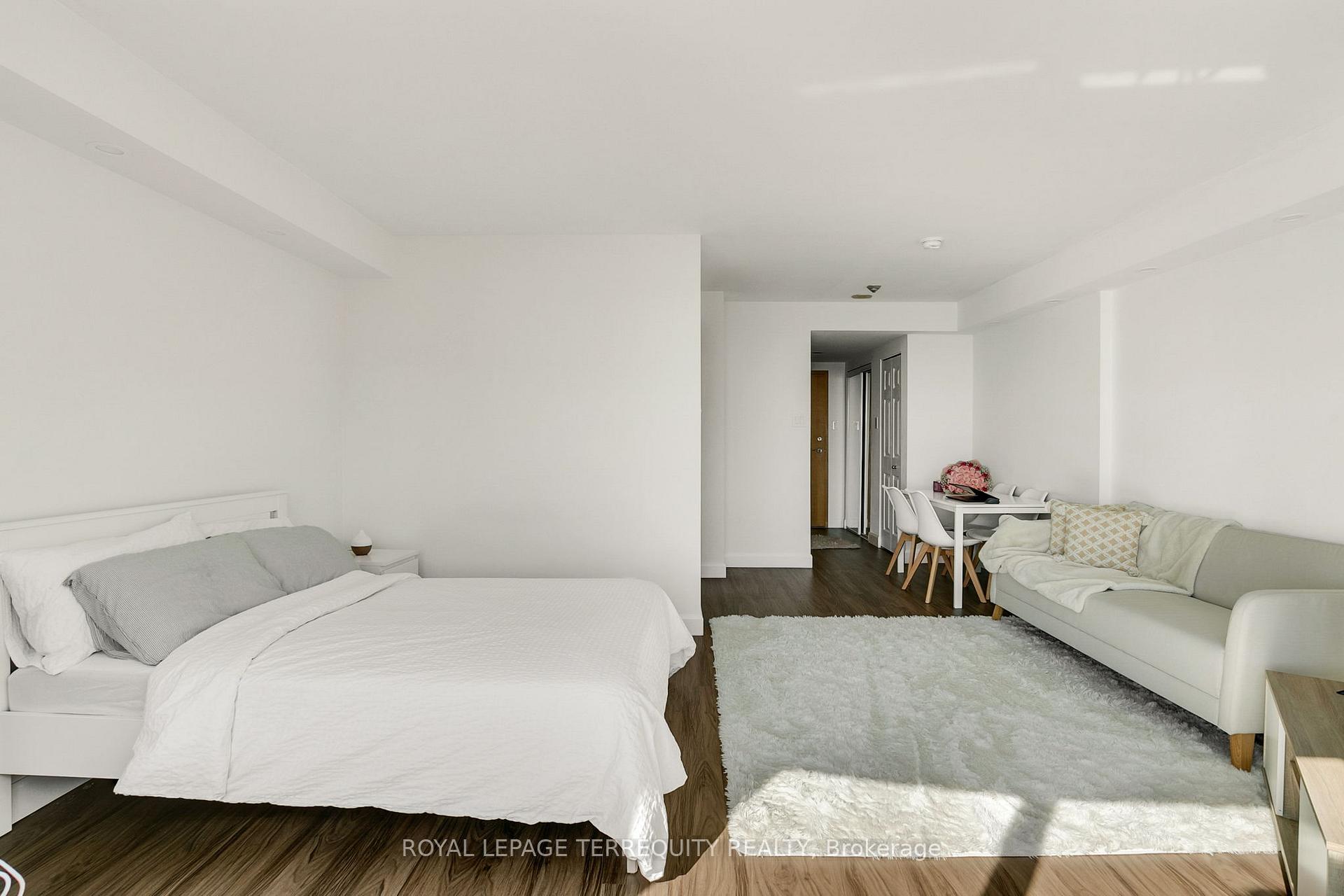 Photo 13 of Unit 3803, 99 Harbour Square, Toronto, Waterfront Communities — HOMEH