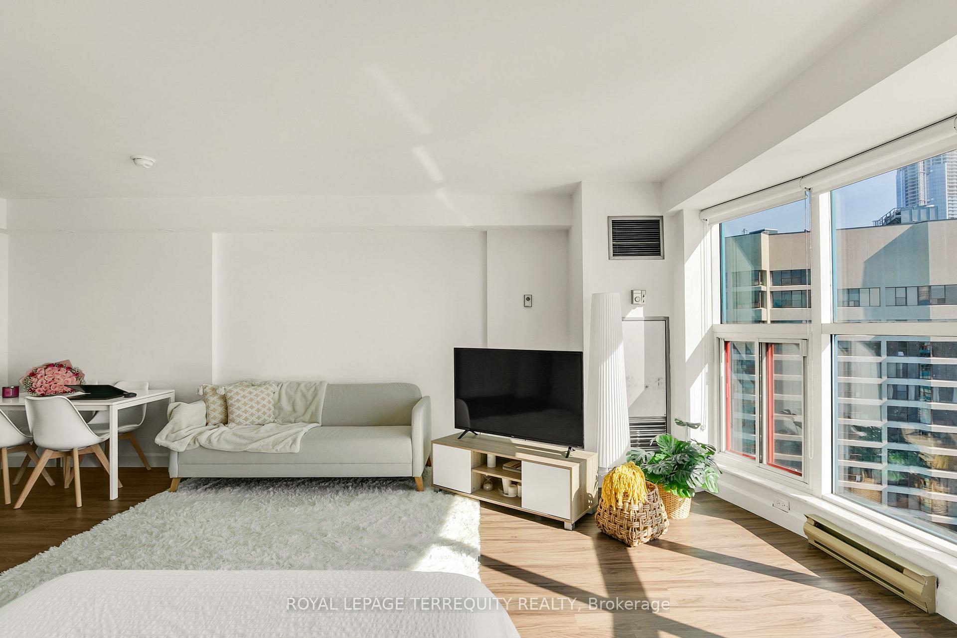 Photo 14 of Unit 3803, 99 Harbour Square, Toronto, Waterfront Communities — HOMEH
