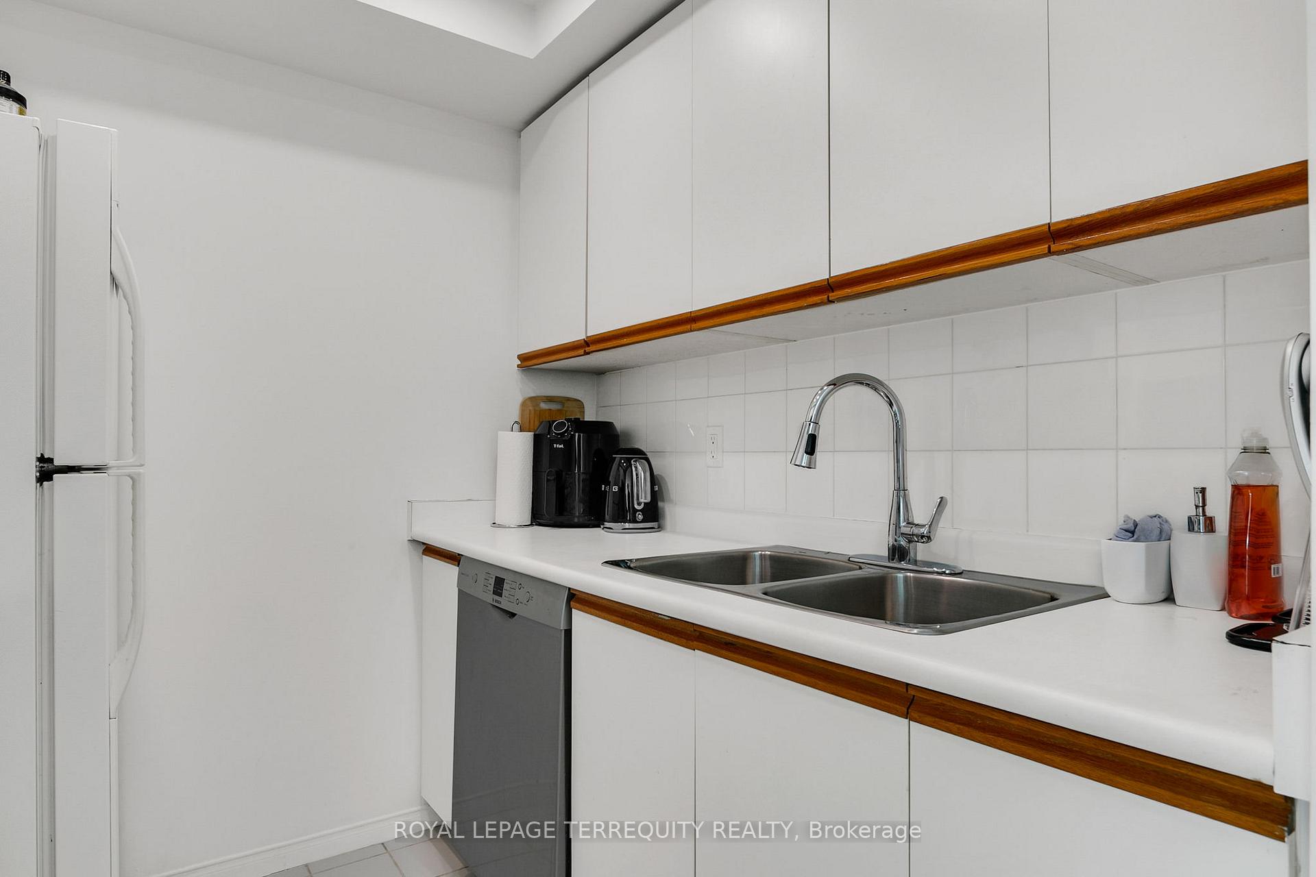 Photo 15 of Unit 3803, 99 Harbour Square, Toronto, Waterfront Communities — HOMEH