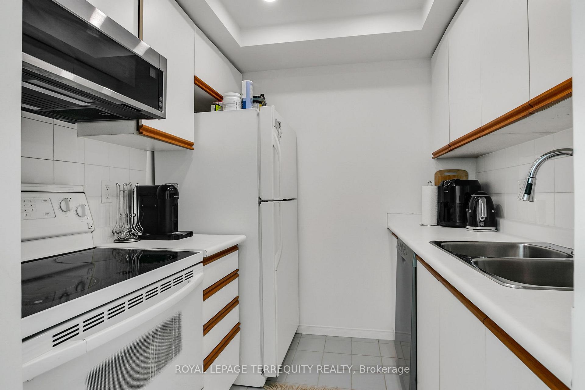 Photo 16 of Unit 3803, 99 Harbour Square, Toronto, Waterfront Communities — HOMEH
