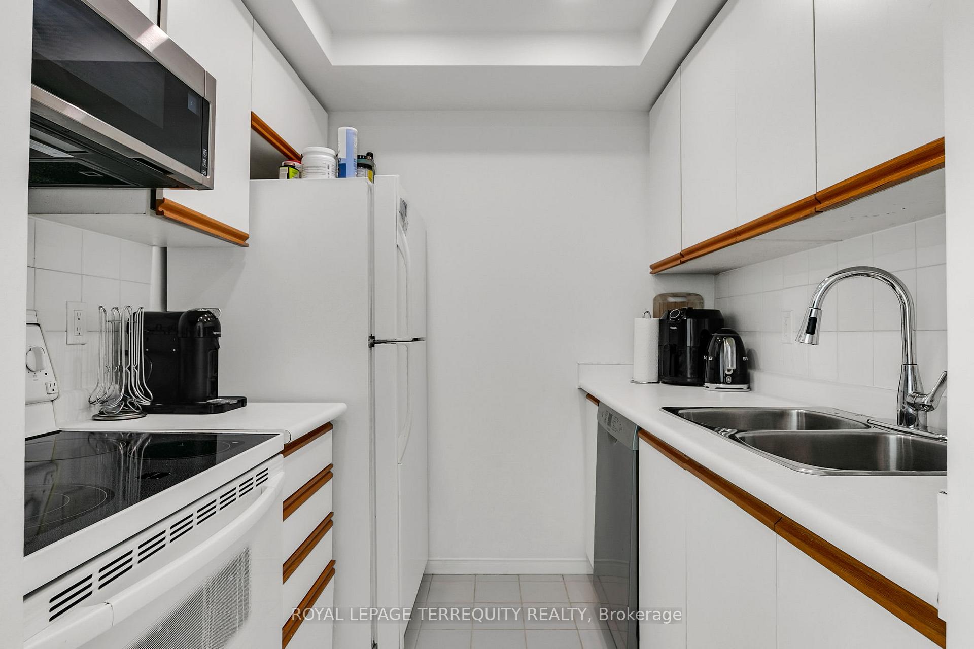 Photo 17 of Unit 3803, 99 Harbour Square, Toronto, Waterfront Communities — HOMEH