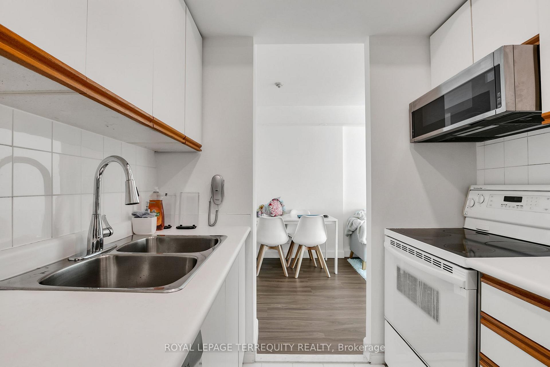 Photo 18 of Unit 3803, 99 Harbour Square, Toronto, Waterfront Communities — HOMEH