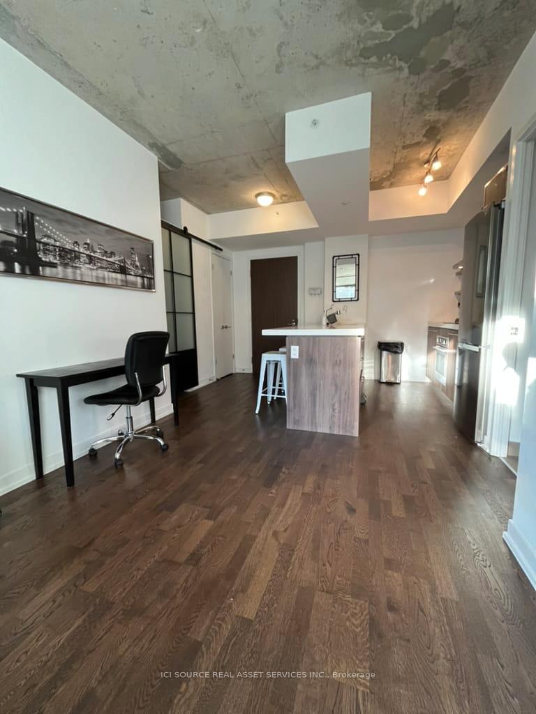 Front of Unit 530, 461 Adelaide Street W