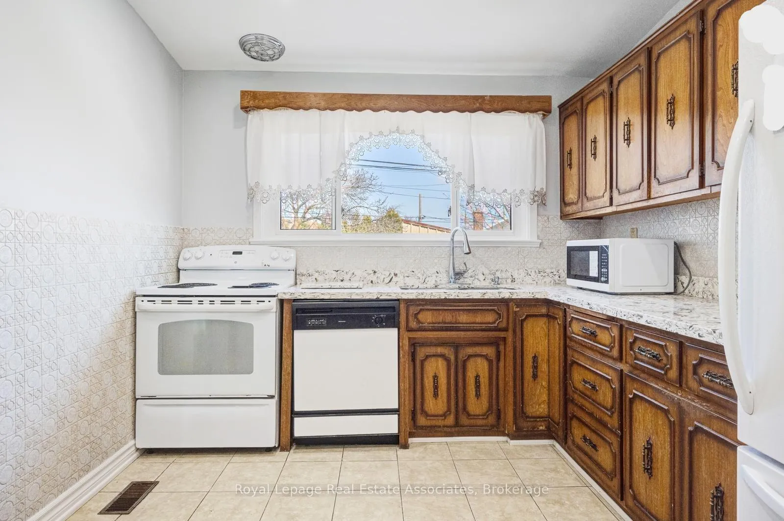 Photo 12 of 8 Caulfield Road, Etobicoke, Elms-Old Rexdale — HOMEH