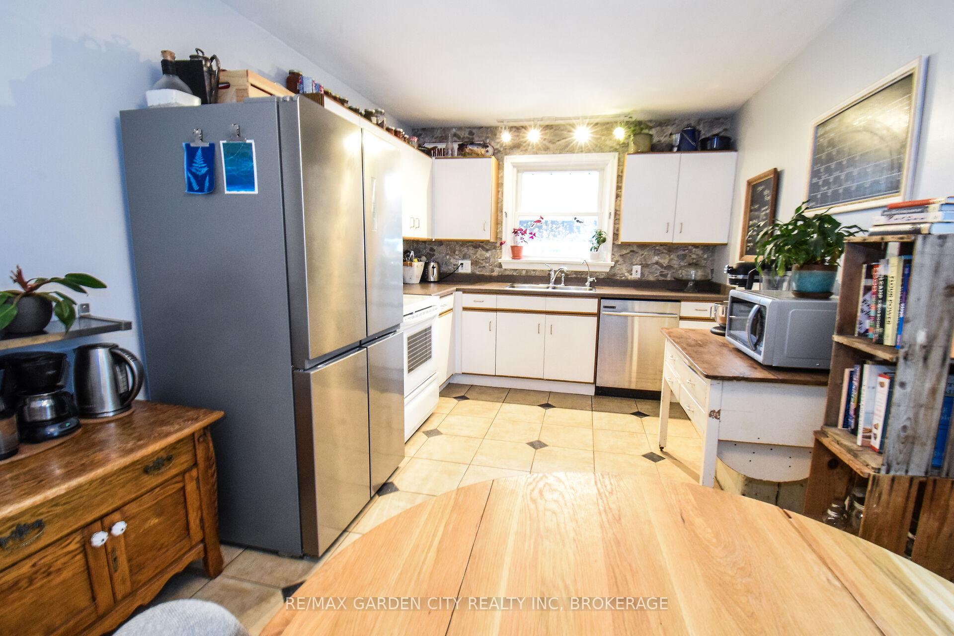 Photo 10 of 56 Longfellow Avenue, St. Catharines, Haig — HOMEH