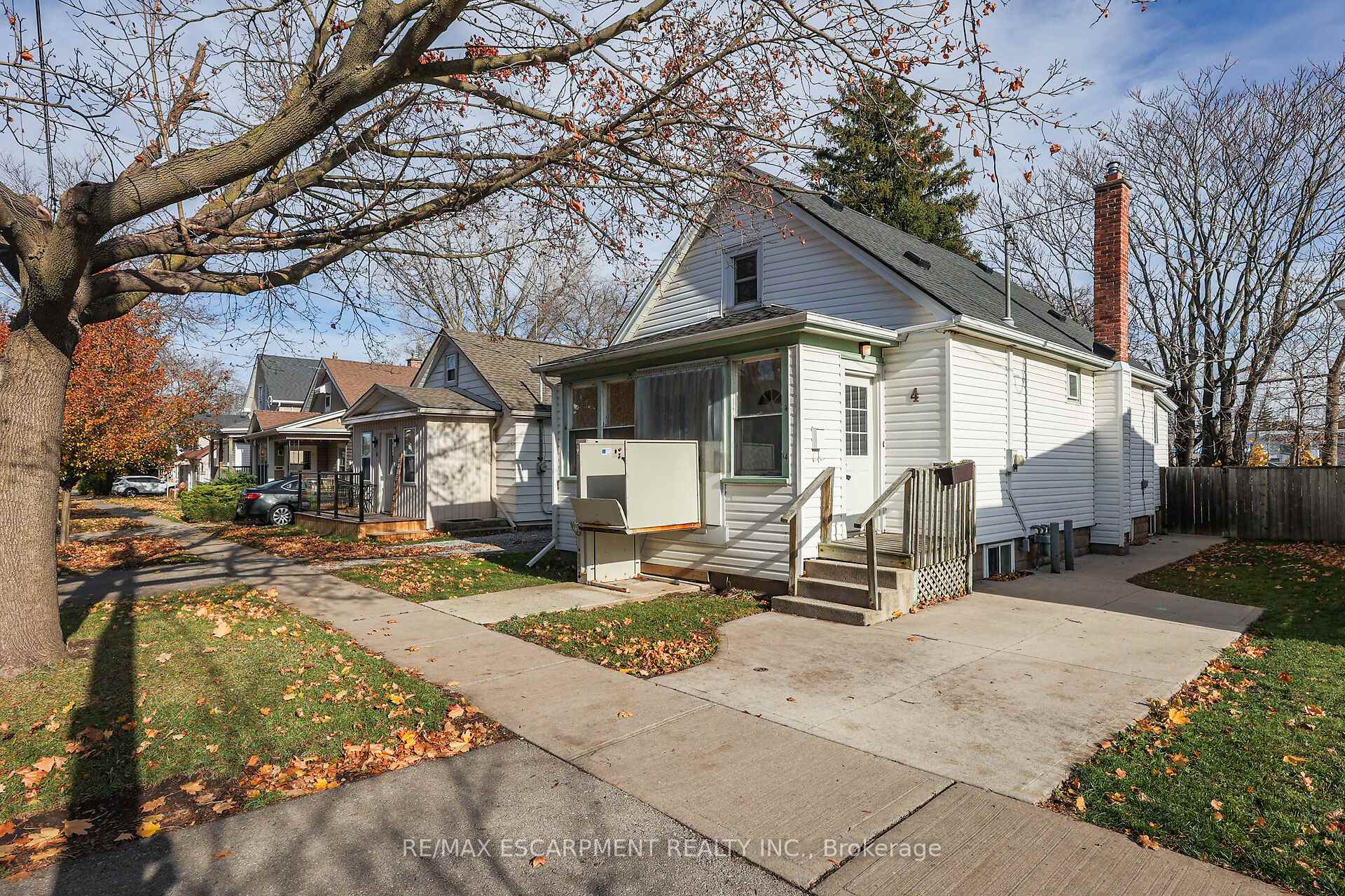 Photo 2 of 4 Mildred Avenue, St. Catharines, Haig — HOMEH