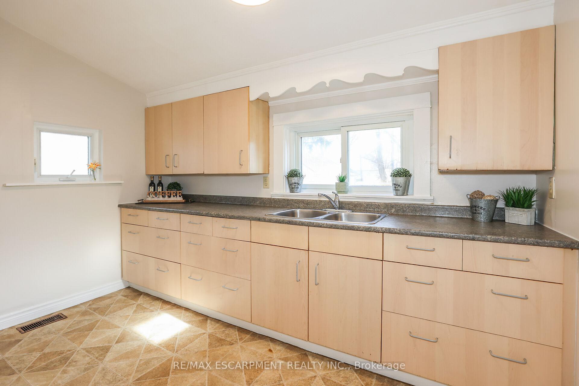 Photo 10 of 4 Mildred Avenue, St. Catharines, Haig — HOMEH