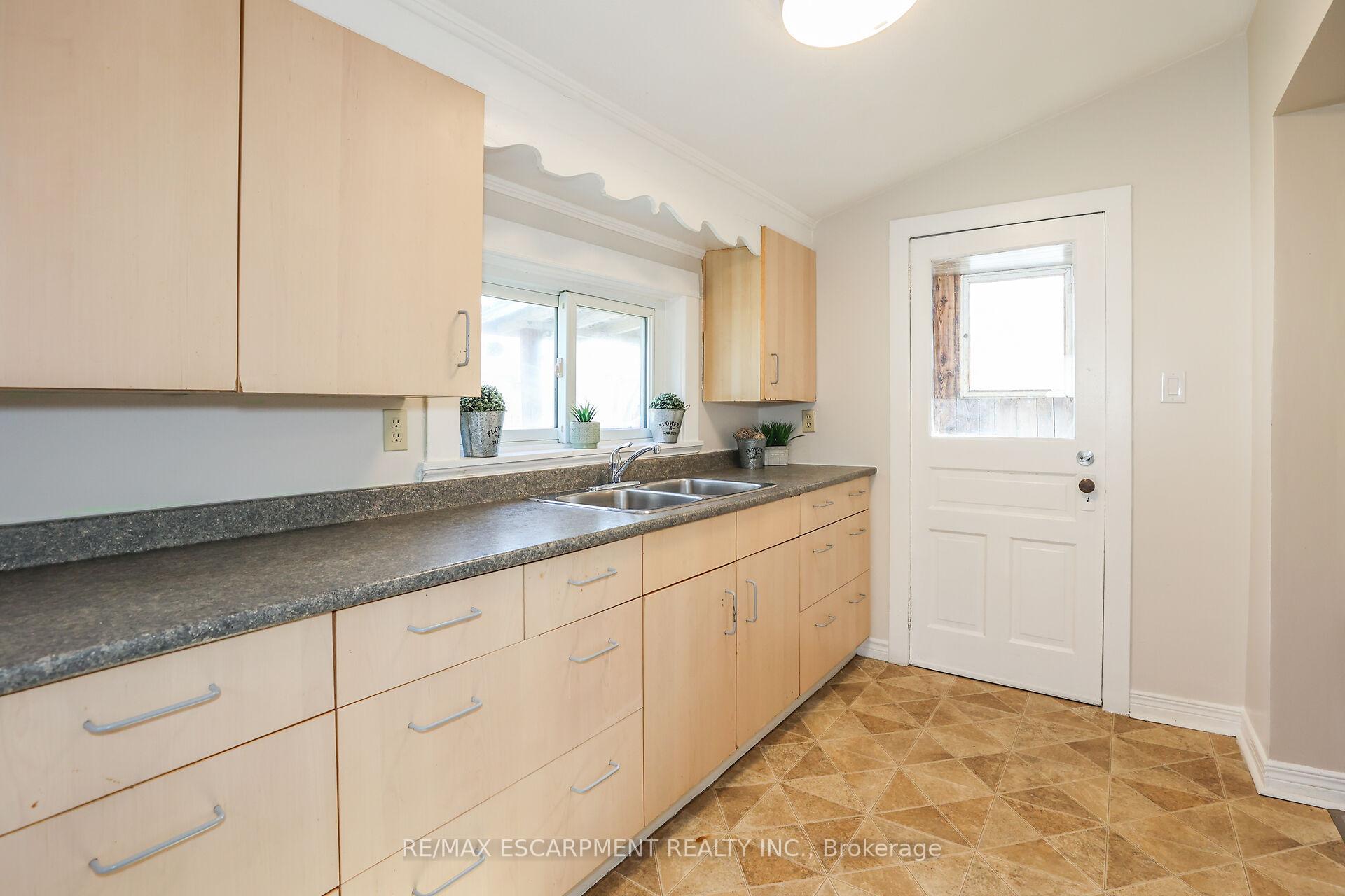 Photo 11 of 4 Mildred Avenue, St. Catharines, Haig — HOMEH