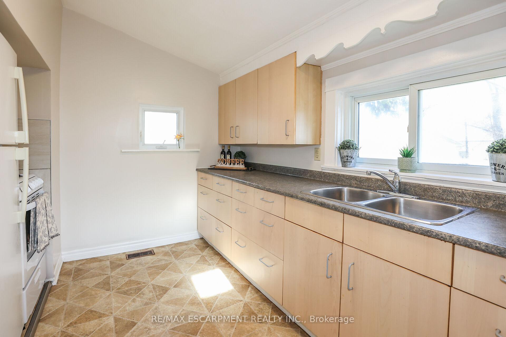 Photo 12 of 4 Mildred Avenue, St. Catharines, Haig — HOMEH