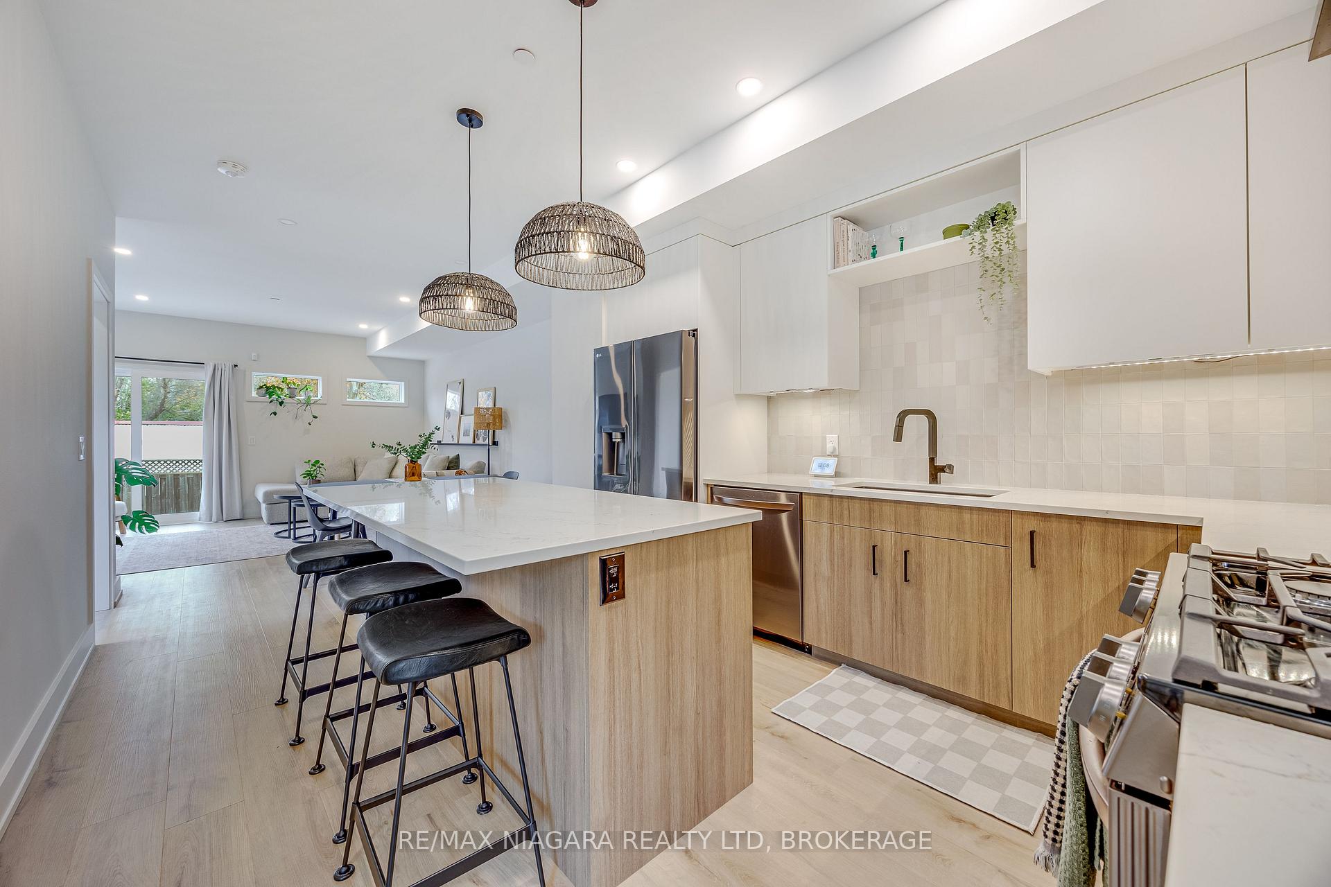 Photo 2 of 104 Broadway Avenue, St. Catharines, Port Weller — HOMEH