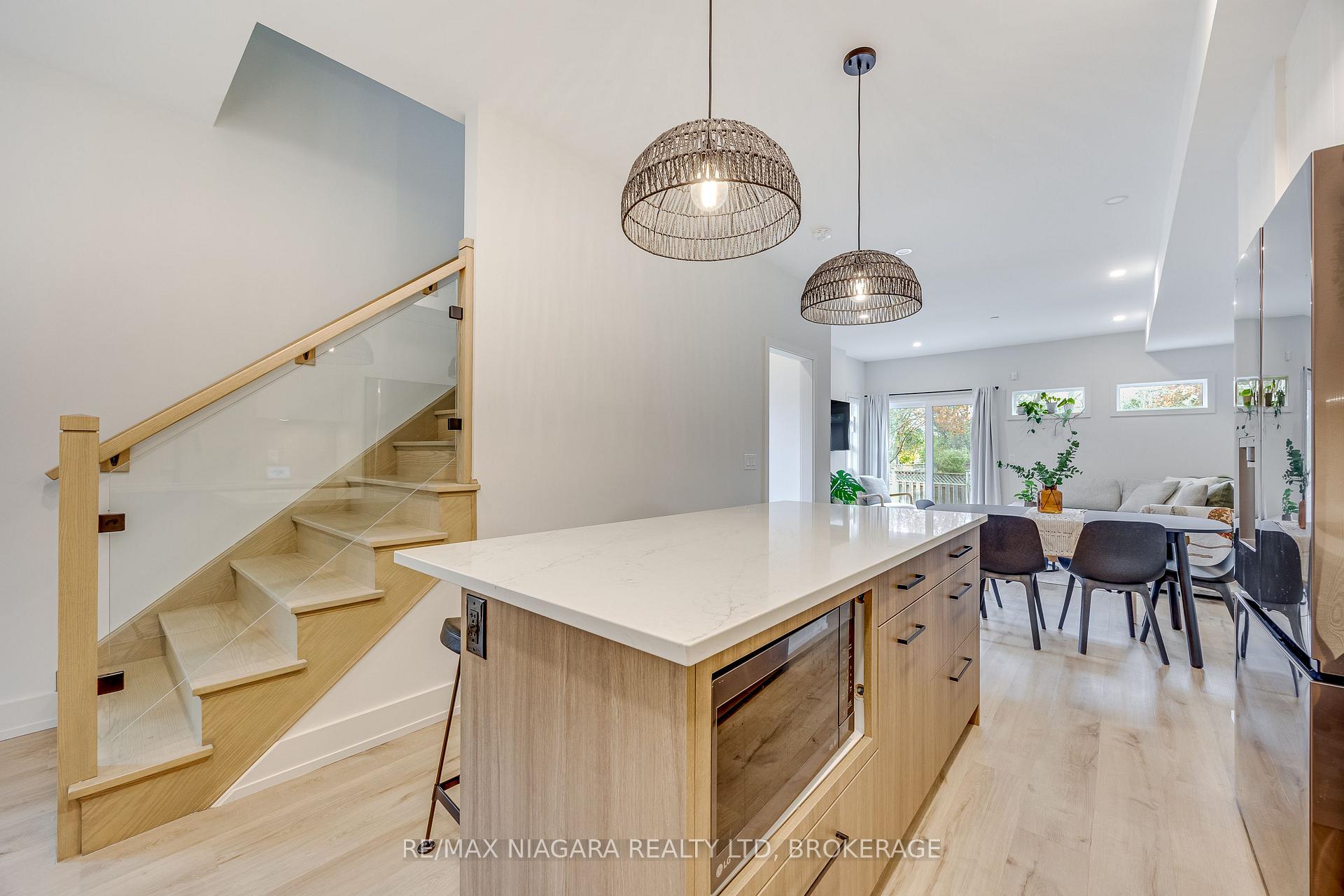 Photo 3 of 104 Broadway Avenue, St. Catharines, Port Weller — HOMEH