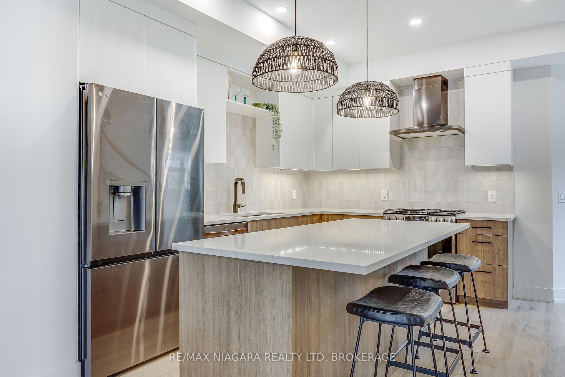 Photo 7 of 104 Broadway Avenue, St. Catharines, Port Weller — HOMEH