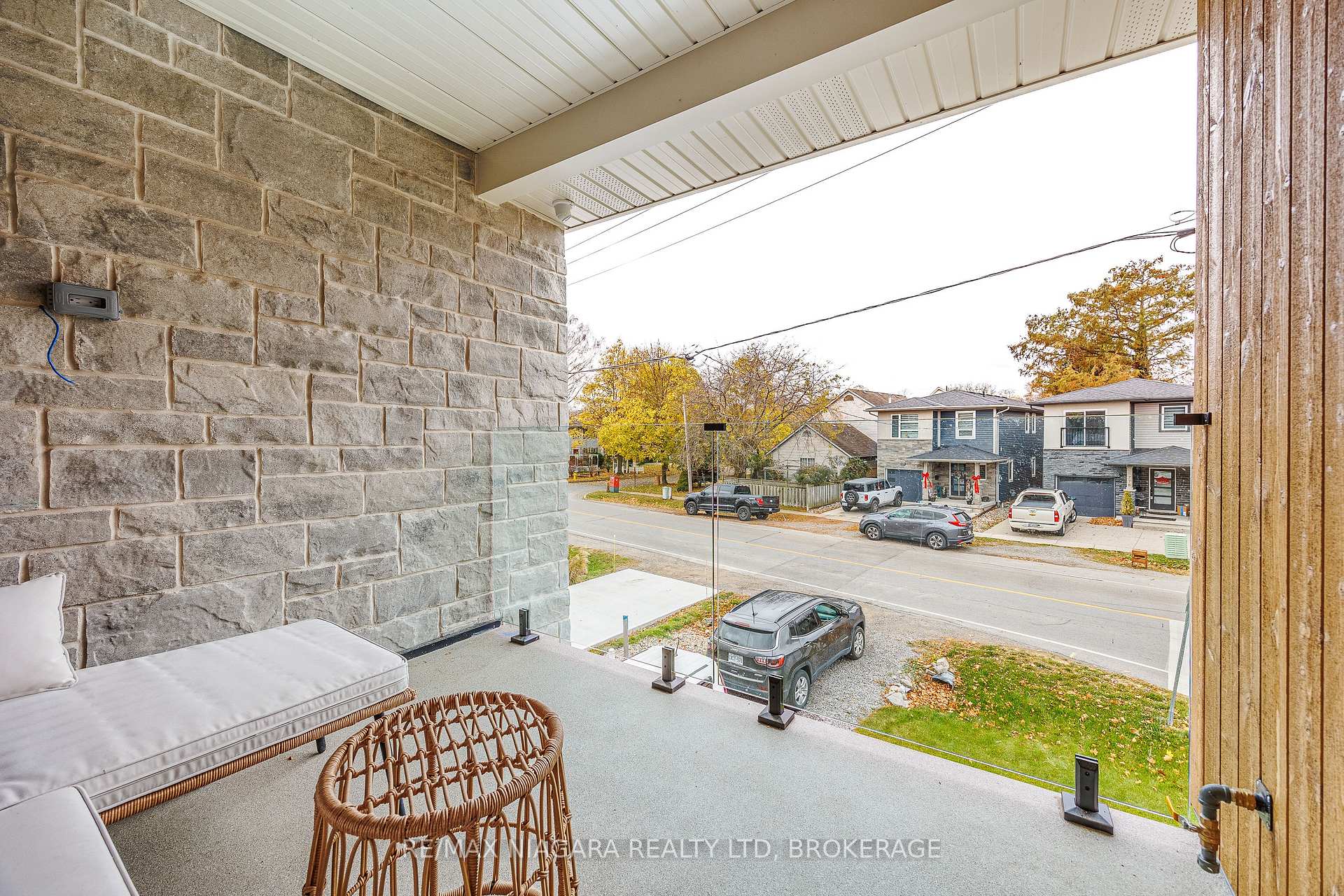 Photo 10 of 104 Broadway Avenue, St. Catharines, Port Weller — HOMEH