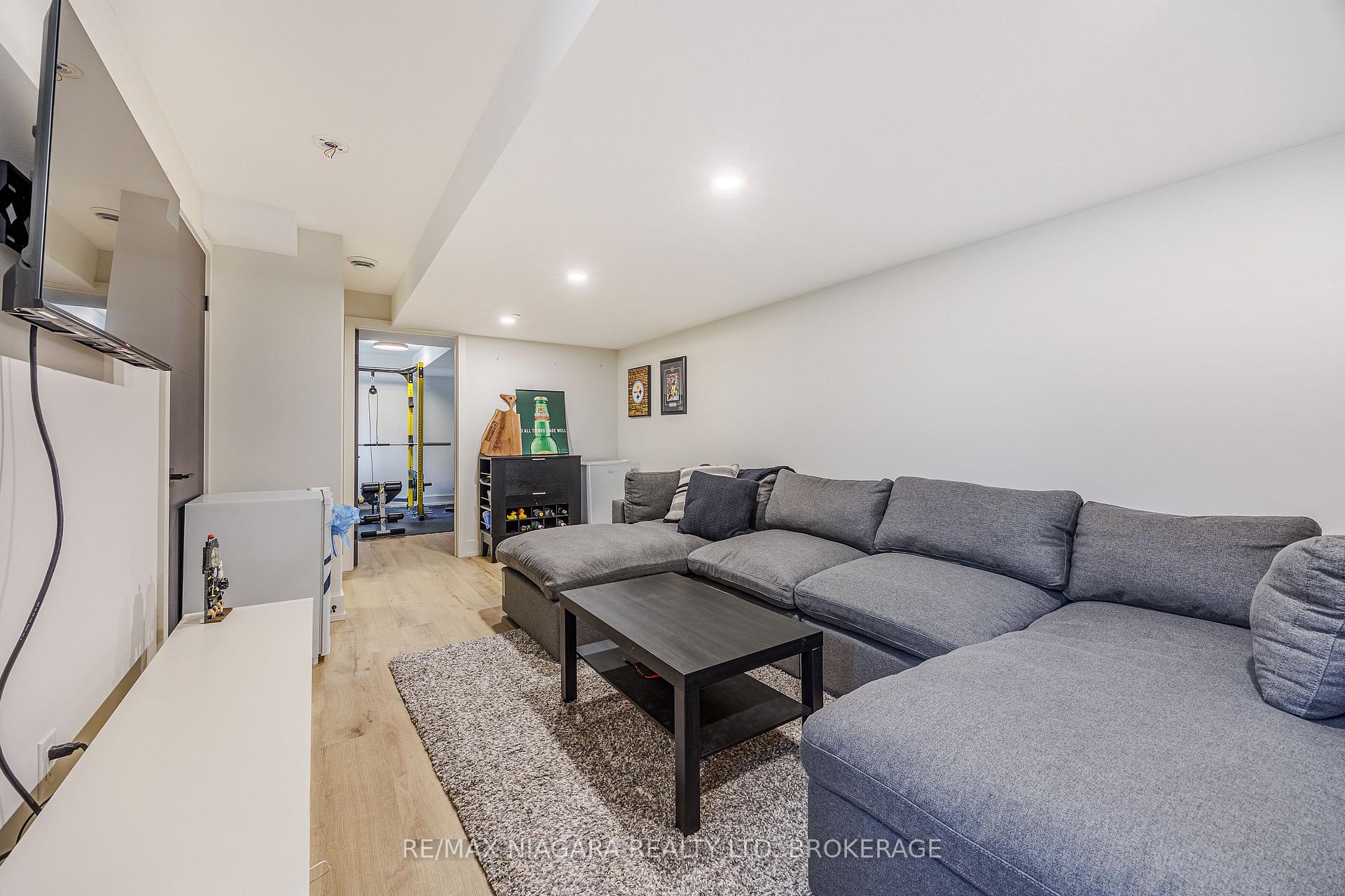 Photo 18 of 104 Broadway Avenue, St. Catharines, Port Weller — HOMEH