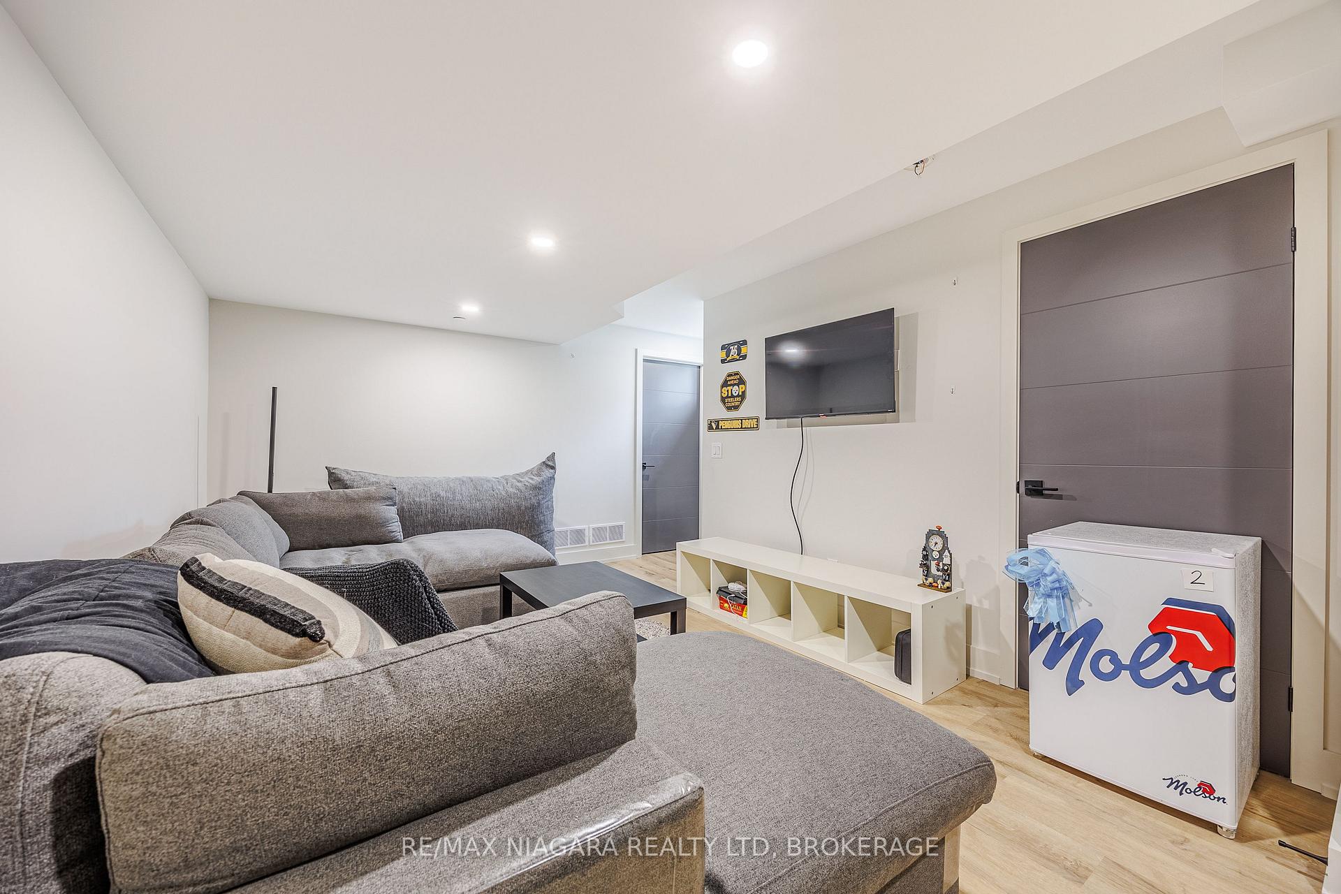 Photo 19 of 104 Broadway Avenue, St. Catharines, Port Weller — HOMEH