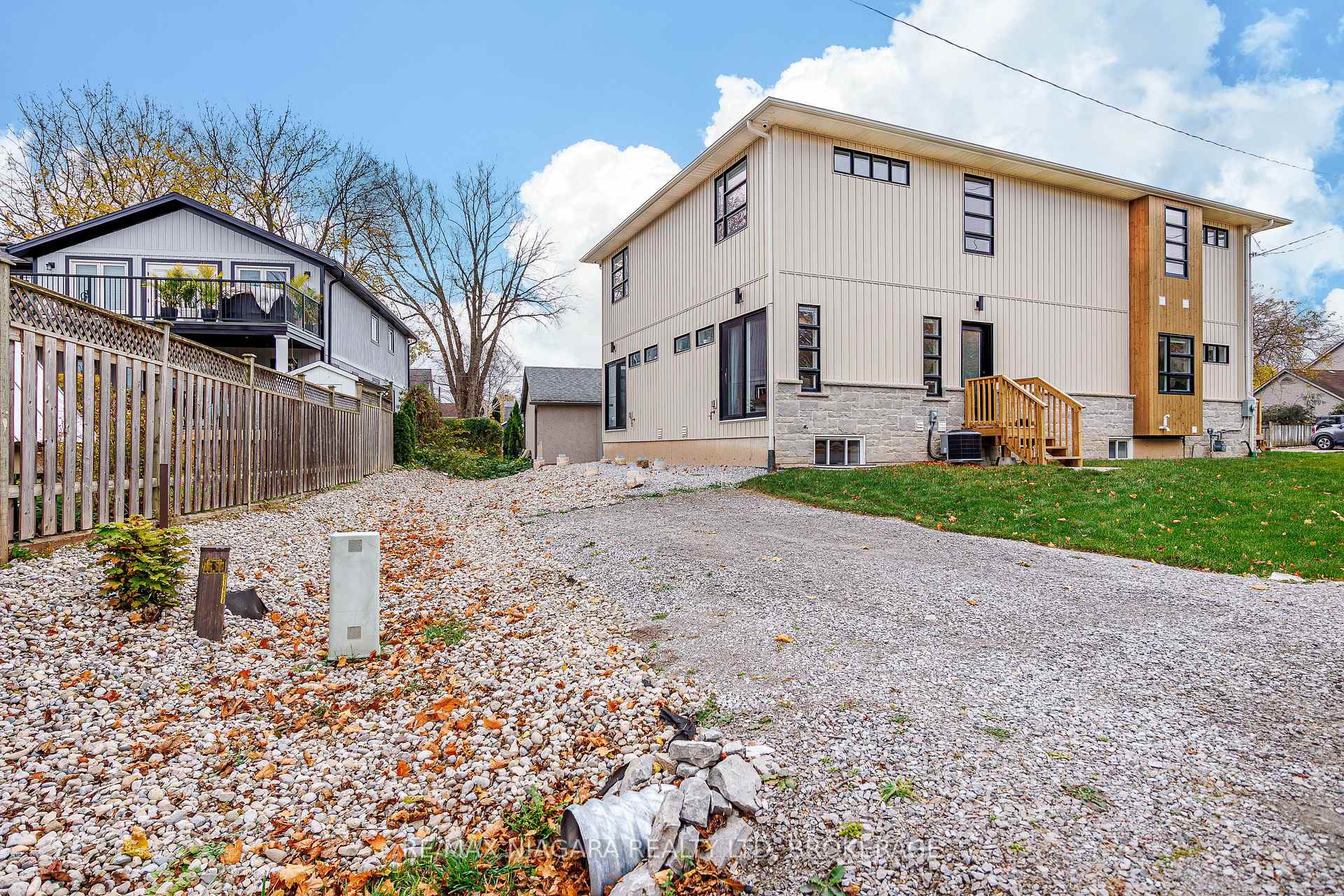 Photo 23 of 104 Broadway Avenue, St. Catharines, Port Weller — HOMEH
