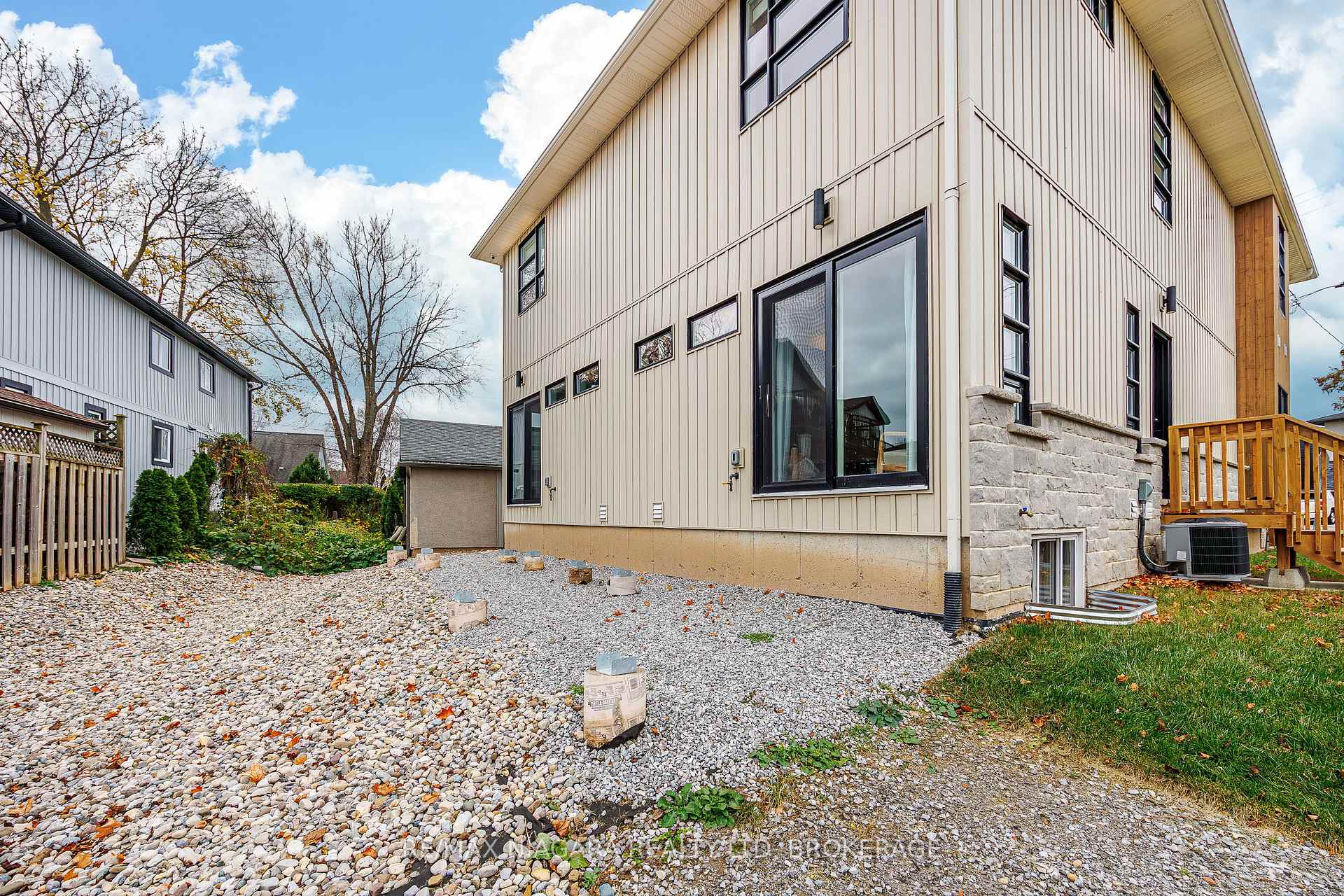 Photo 24 of 104 Broadway Avenue, St. Catharines, Port Weller — HOMEH