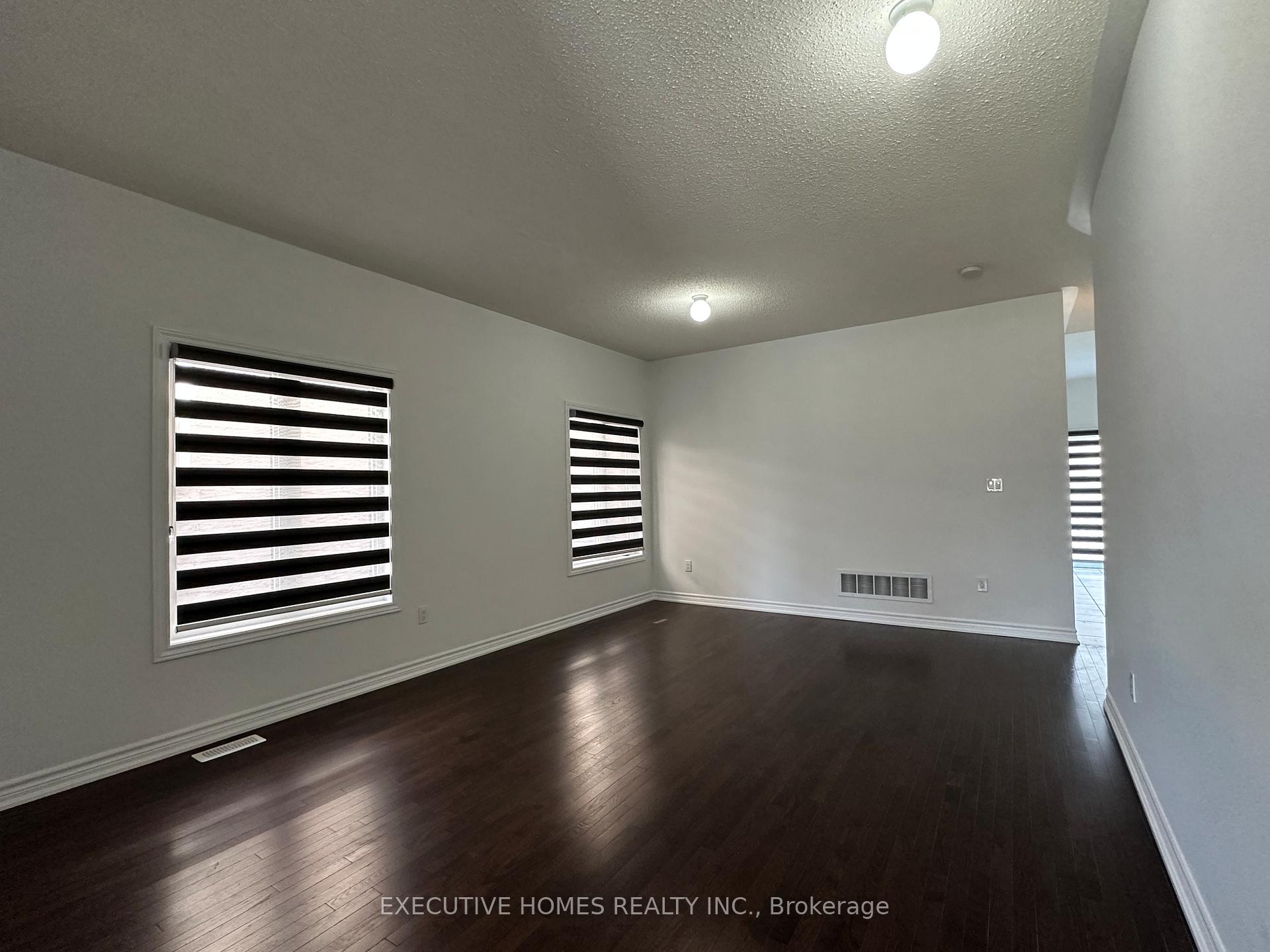 Photo 3 of 21 Elmcrest Drive, Brampton, Credit Valley — HOMEH