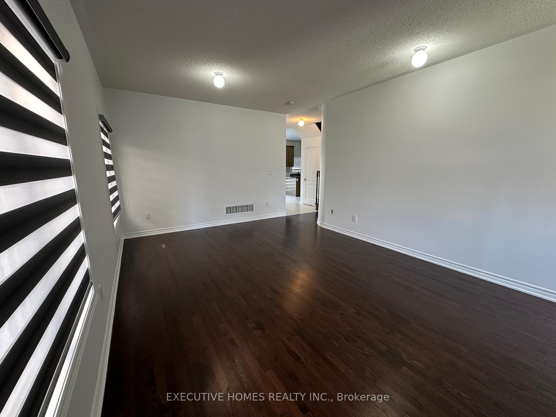 Photo 4 of 21 Elmcrest Drive, Brampton, Credit Valley — HOMEH