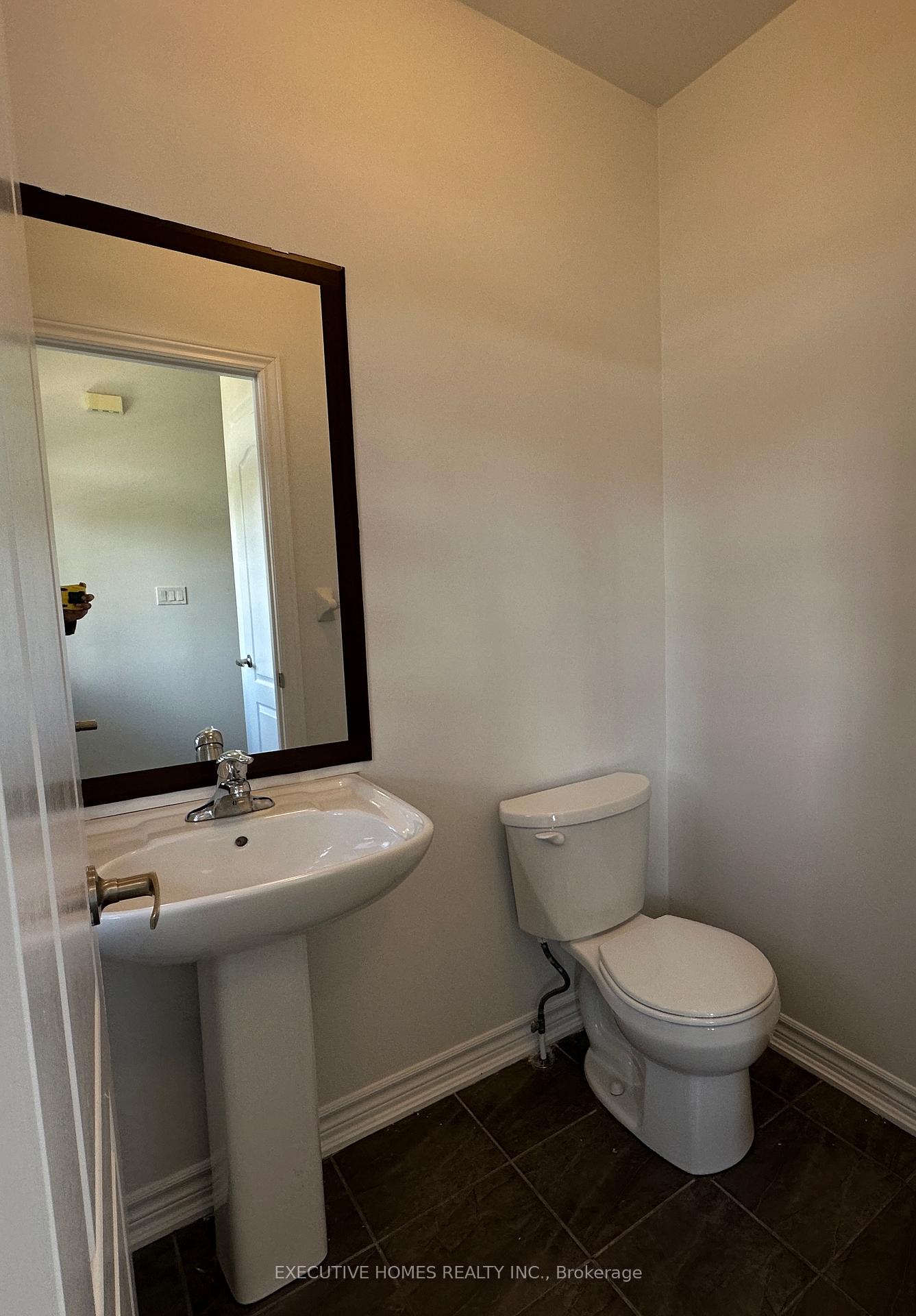 Photo 5 of 21 Elmcrest Drive, Brampton, Credit Valley — HOMEH