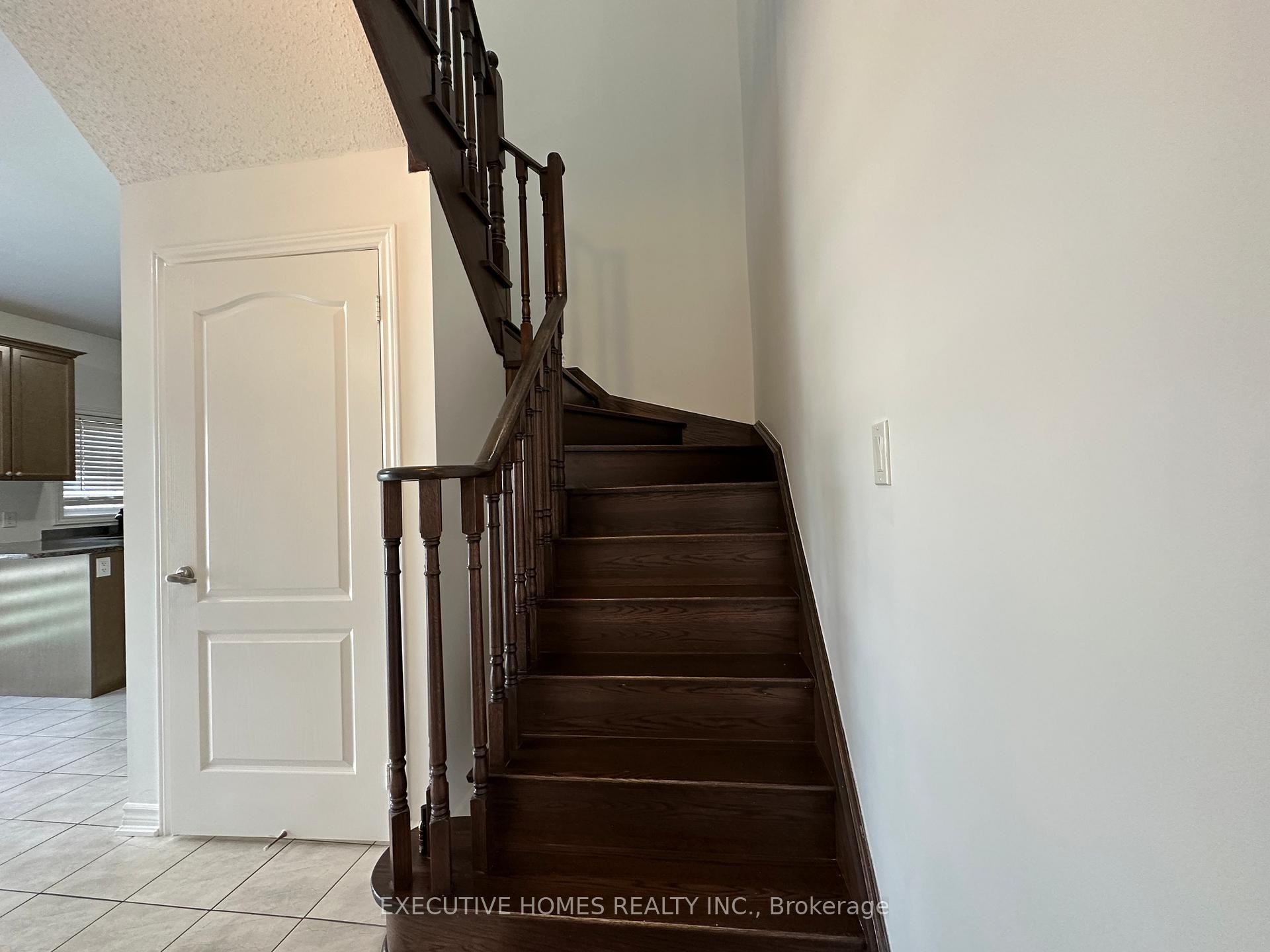 Photo 12 of 21 Elmcrest Drive, Brampton, Credit Valley — HOMEH