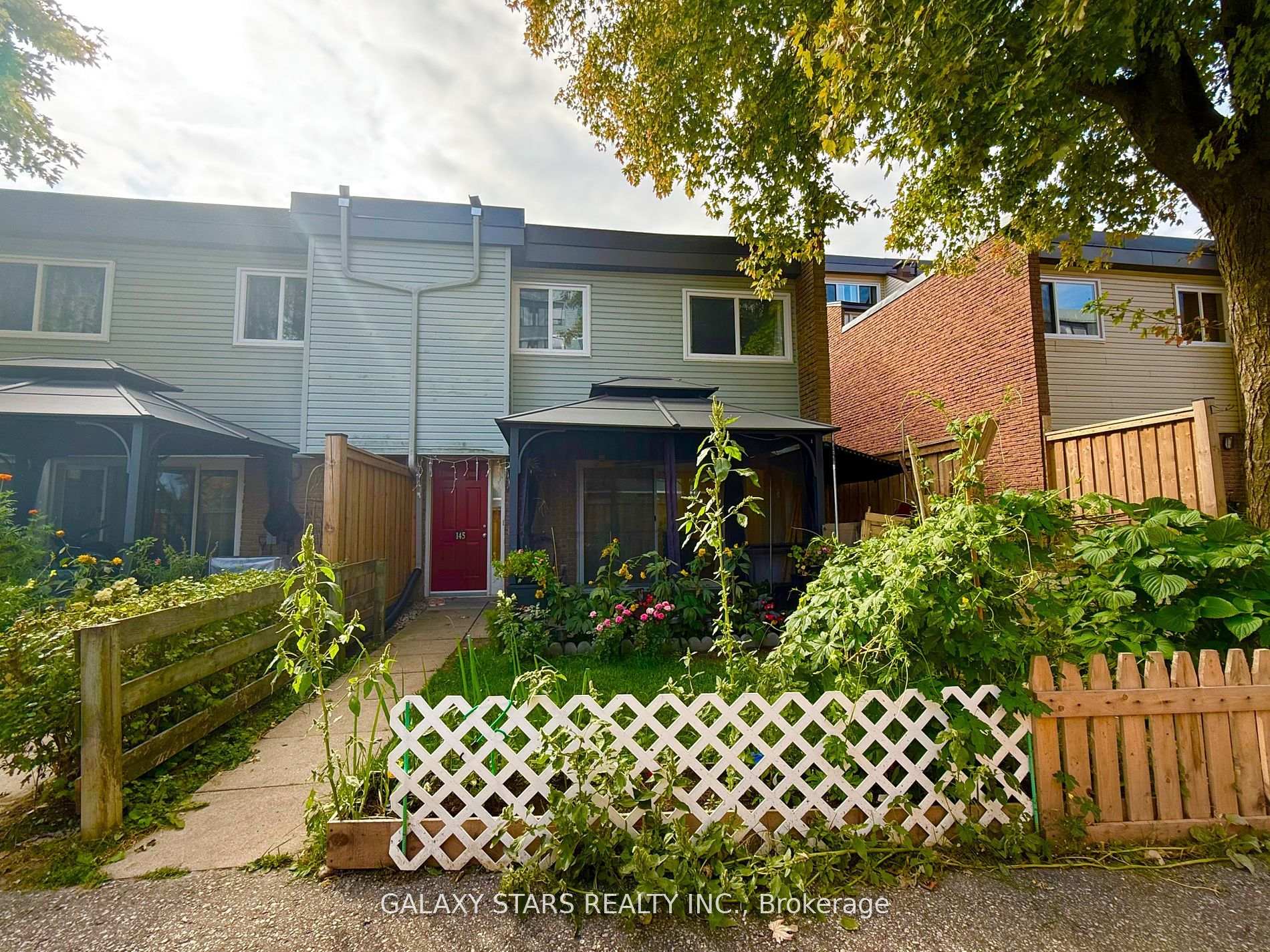 Photo 2 of 145 Milestone Crescent, Aurora, Aurora Village — HOMEH