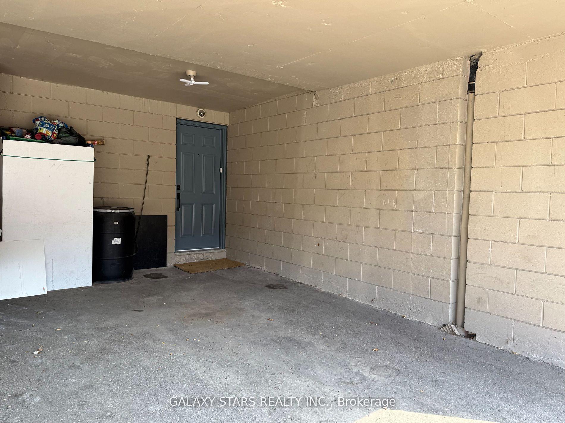 Photo 4 of 145 Milestone Crescent, Aurora, Aurora Village — HOMEH