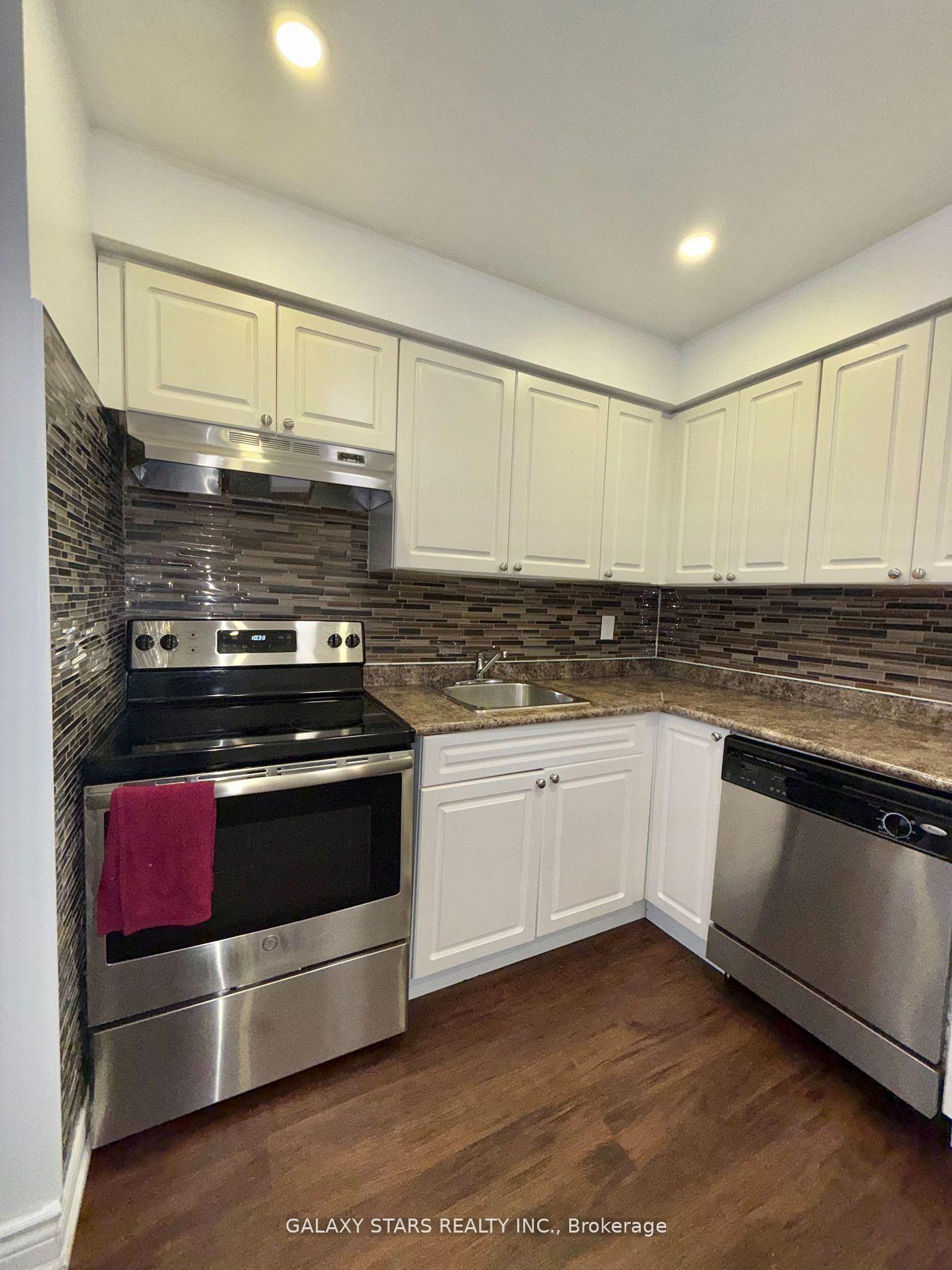 Photo 15 of 145 Milestone Crescent, Aurora, Aurora Village — HOMEH