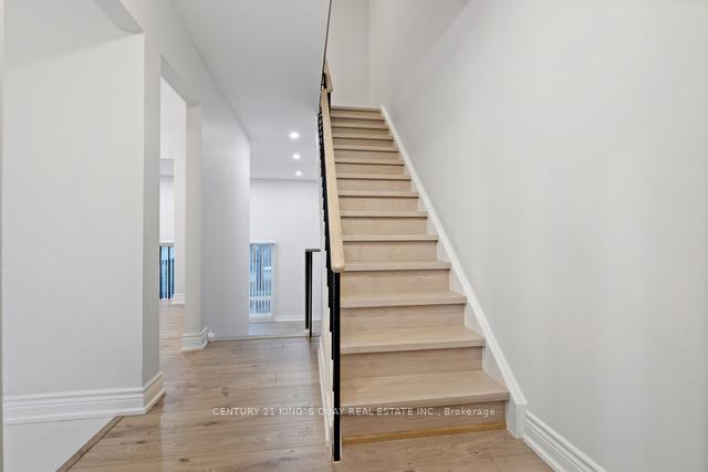 Photo 19 of 37 New Port Way, Markham, Thornhill — HOMEH