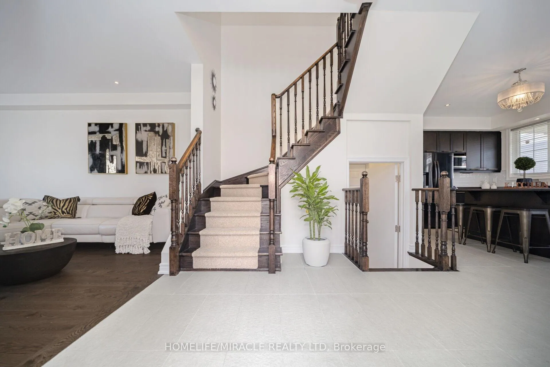 Photo 4 of 2 Aspen Hills Road, Brampton, Credit Valley — HOMEH