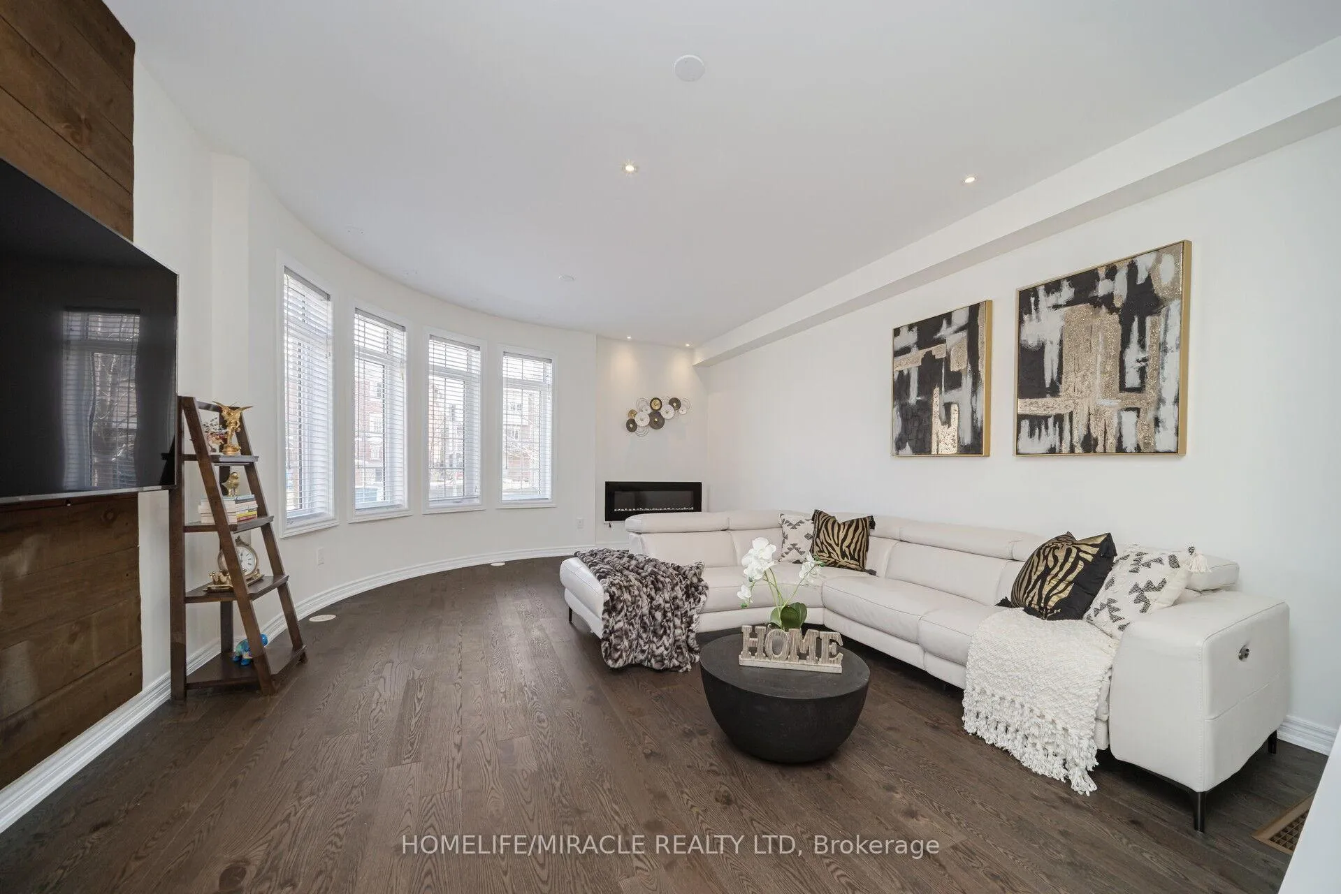 Photo 6 of 2 Aspen Hills Road, Brampton, Credit Valley — HOMEH