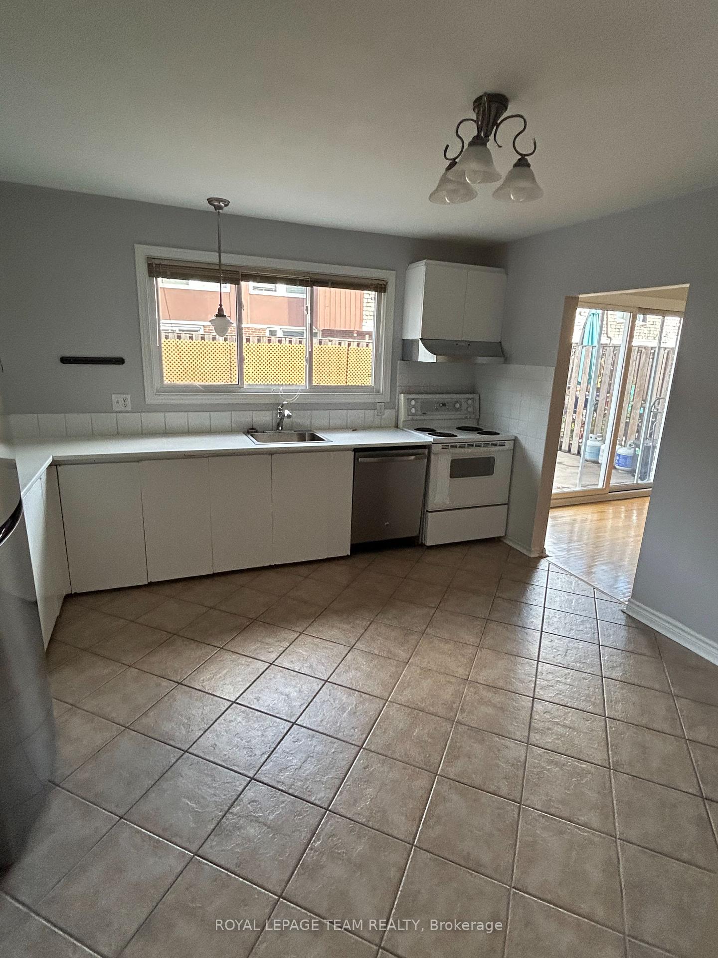 Photo 2 of Unit A, 761 Ridgewood Avenue, Ottawa, Mooneys Bay/Riverside Park — HOMEH