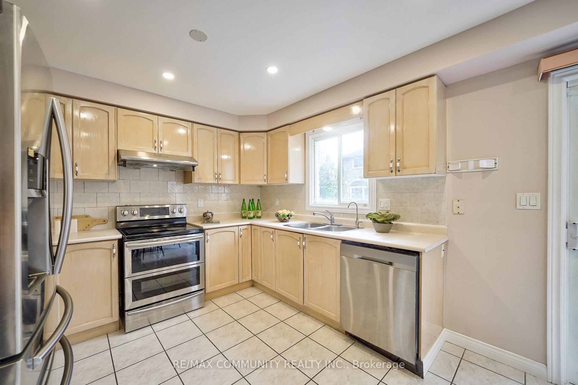 Photo 10 of 3 Resolute Drive, Hamilton, Crerar — HOMEH