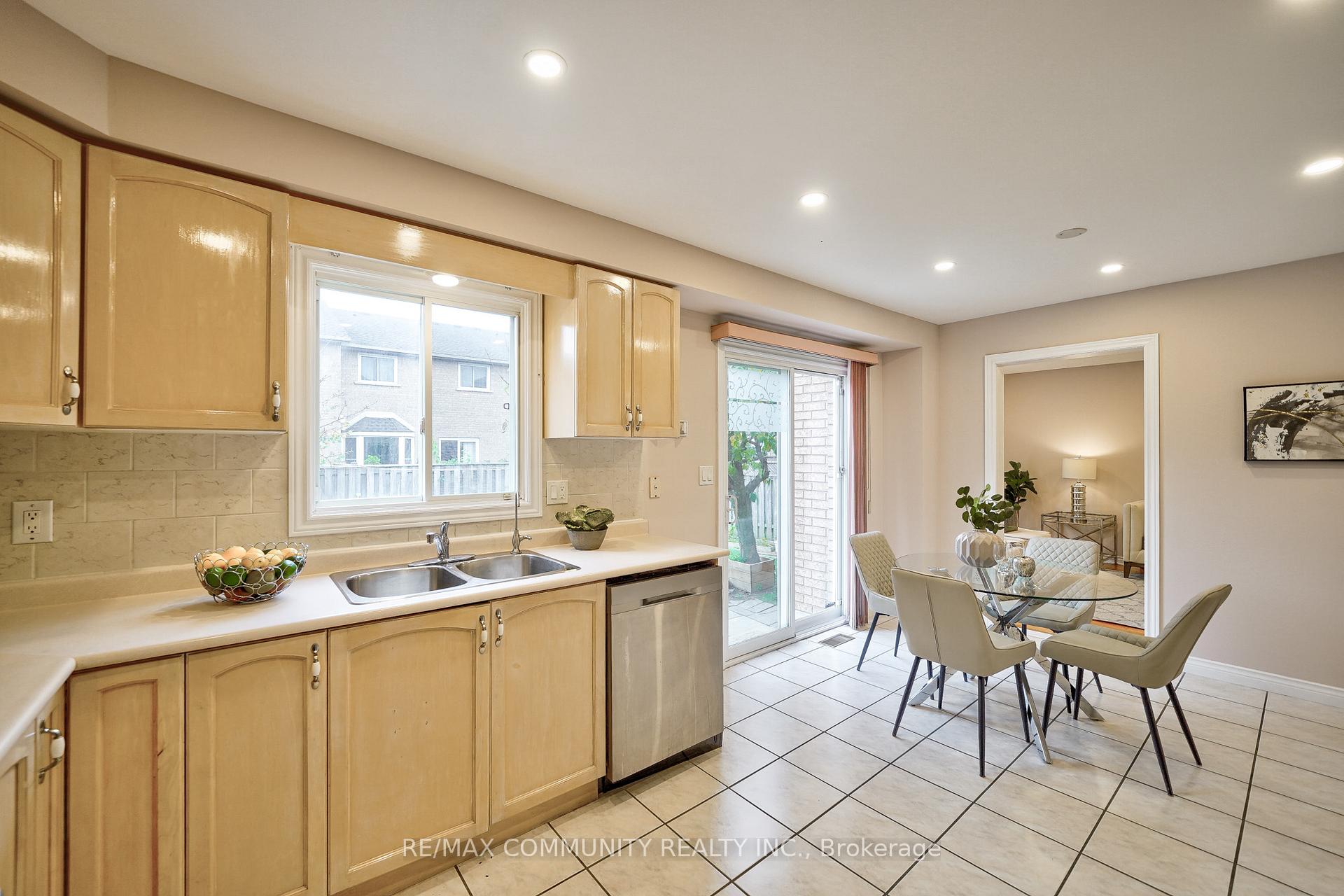 Photo 11 of 3 Resolute Drive, Hamilton, Crerar — HOMEH