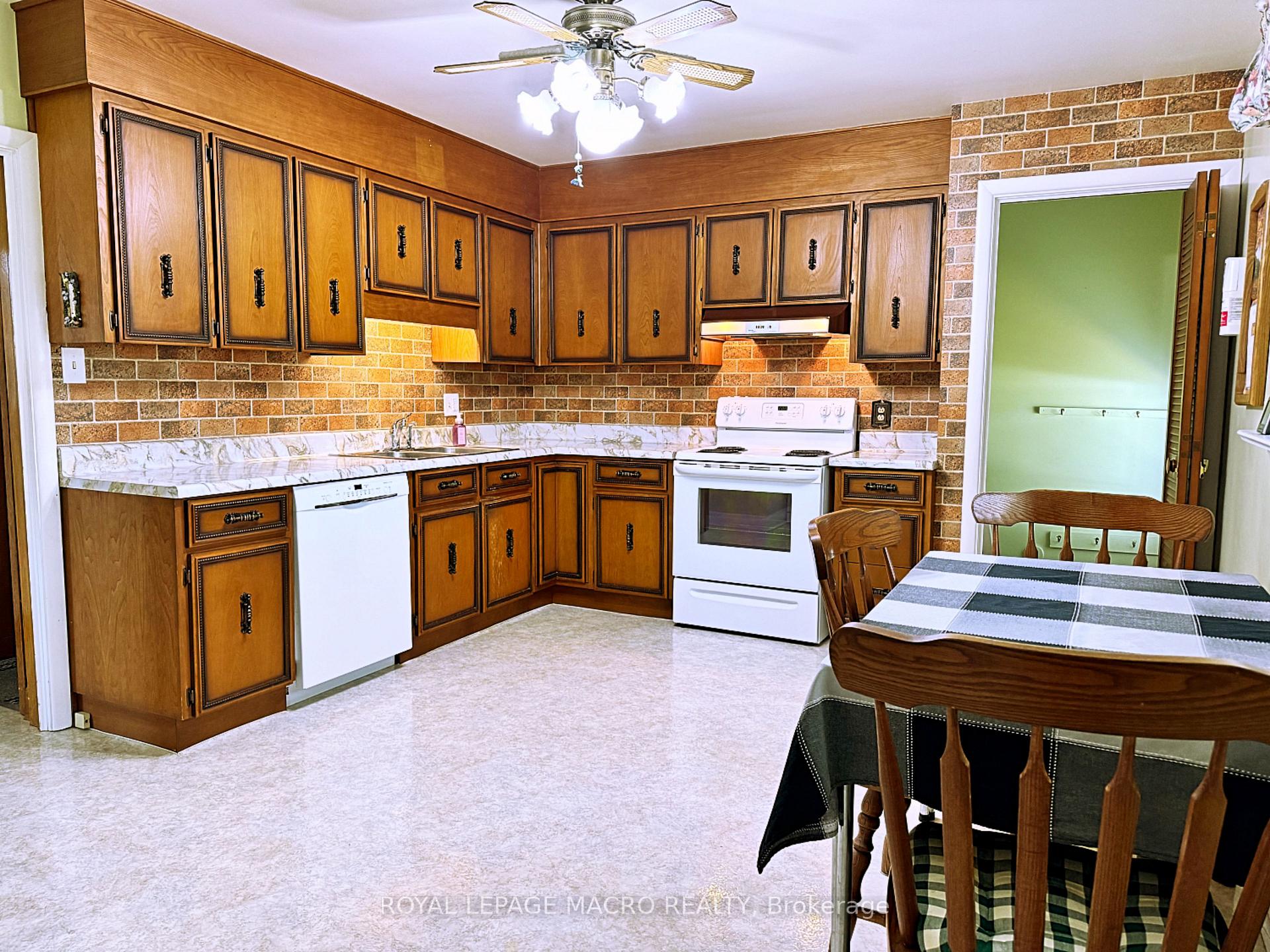 Photo 8 of 124 Aldercrest Avenue, Hamilton, Allison — HOMEH