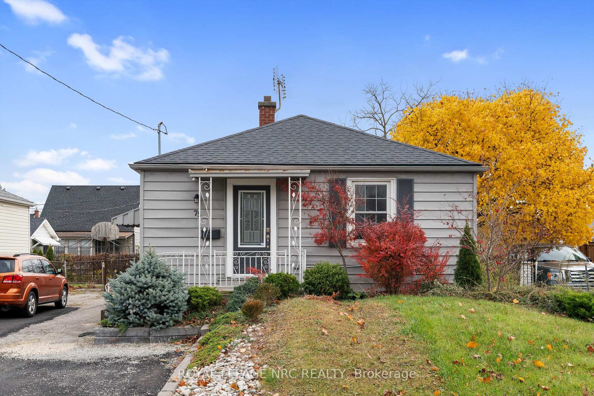 Photo 2 of 75 Argyle Crescent, St. Catharines, E. Chester — HOMEH