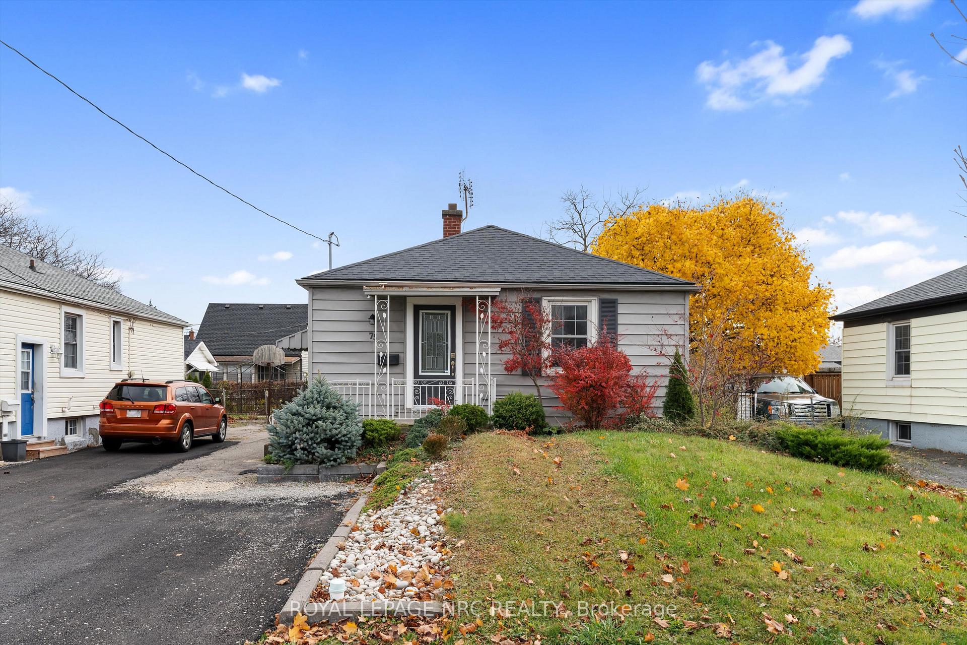 Photo 3 of 75 Argyle Crescent, St. Catharines, E. Chester — HOMEH