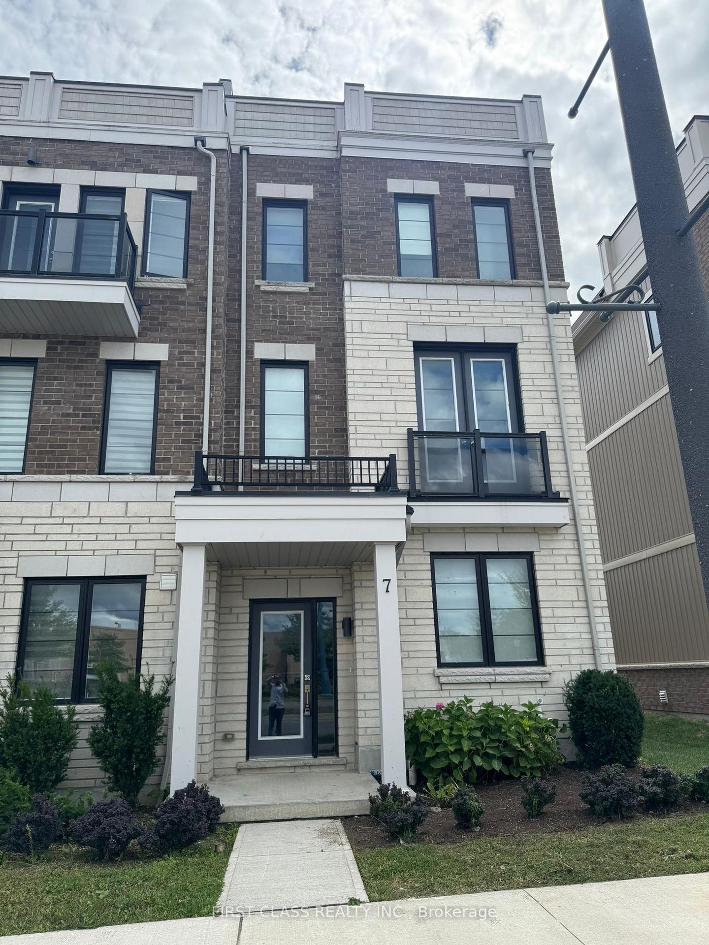Photo 1 of 7 Prince William Boulevard, Clarington, Bowmanville — HOMEH