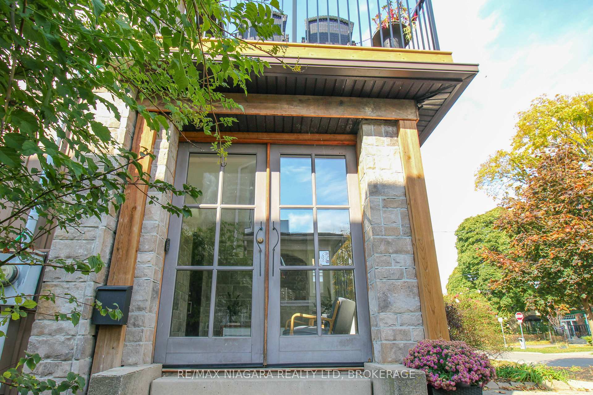 Photo 2 of 17 Thomas Street, St. Catharines, Downtown — HOMEH