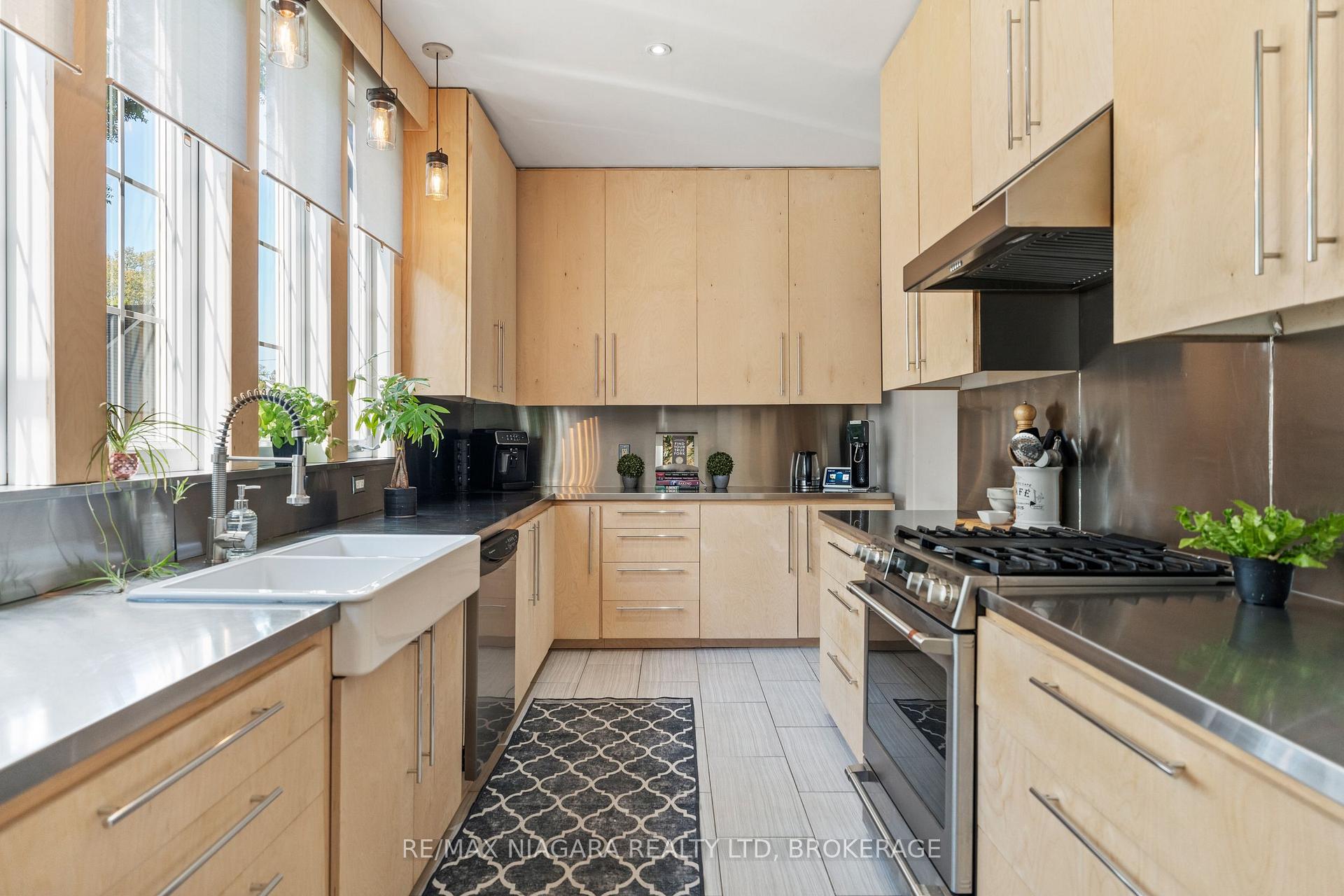 Photo 14 of 17 Thomas Street, St. Catharines, Downtown — HOMEH