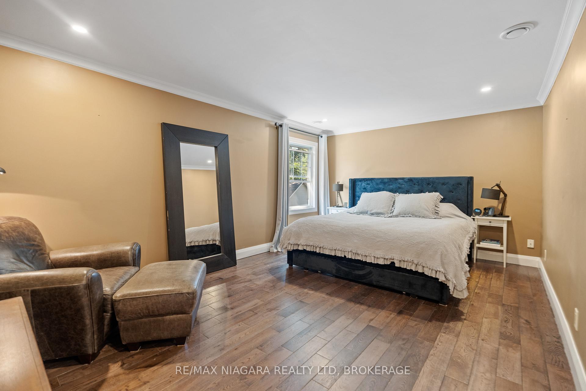 Photo 25 of 17 Thomas Street, St. Catharines, Downtown — HOMEH