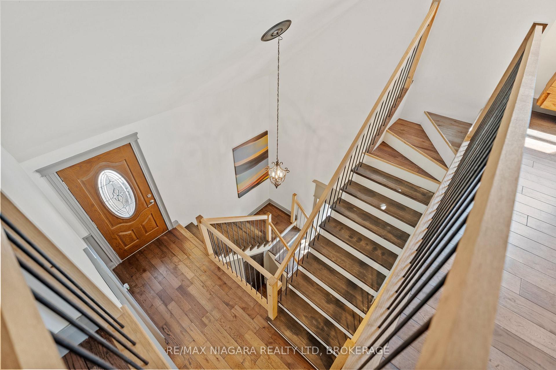 Photo 33 of 17 Thomas Street, St. Catharines, Downtown — HOMEH