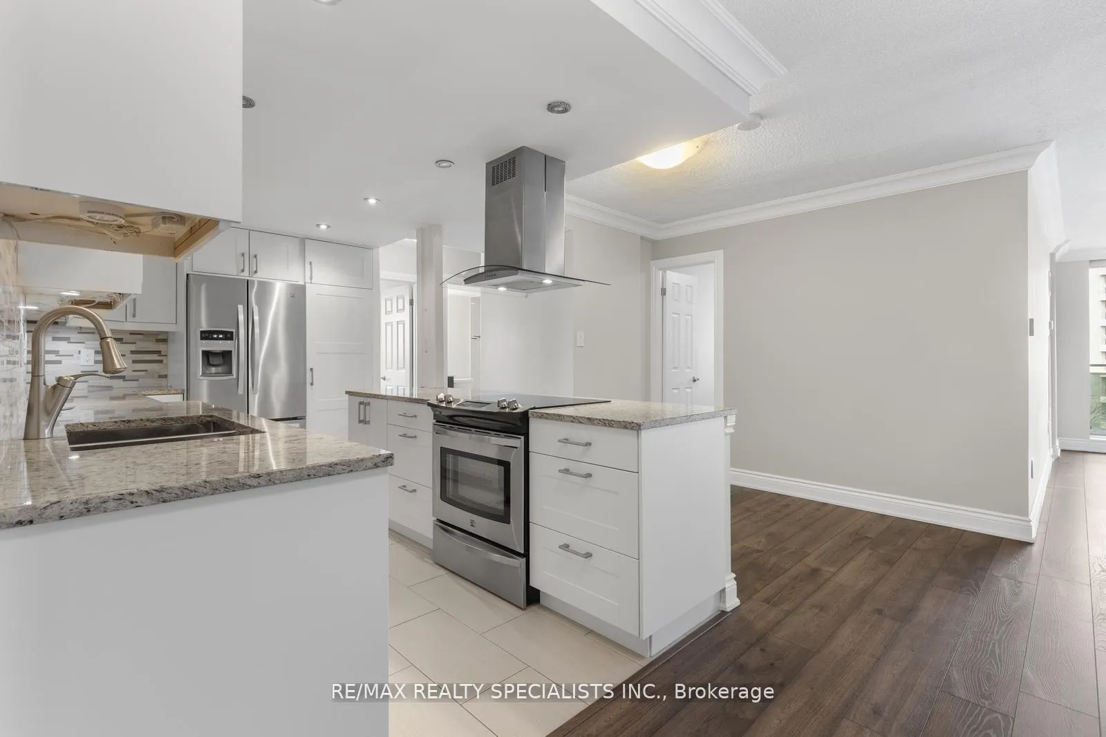 Photo 5 of Unit 803, 820 Burnhamthorpe Road, Etobicoke, Markland Wood — HOMEH