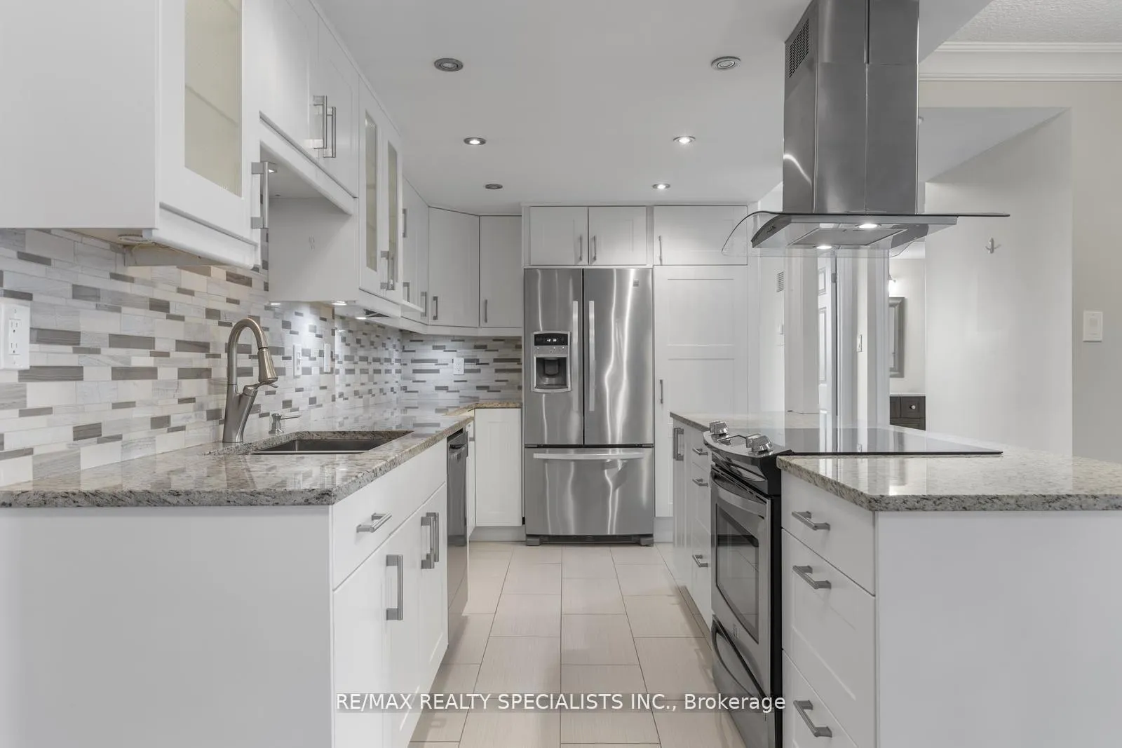 Photo 6 of Unit 803, 820 Burnhamthorpe Road, Etobicoke, Markland Wood — HOMEH