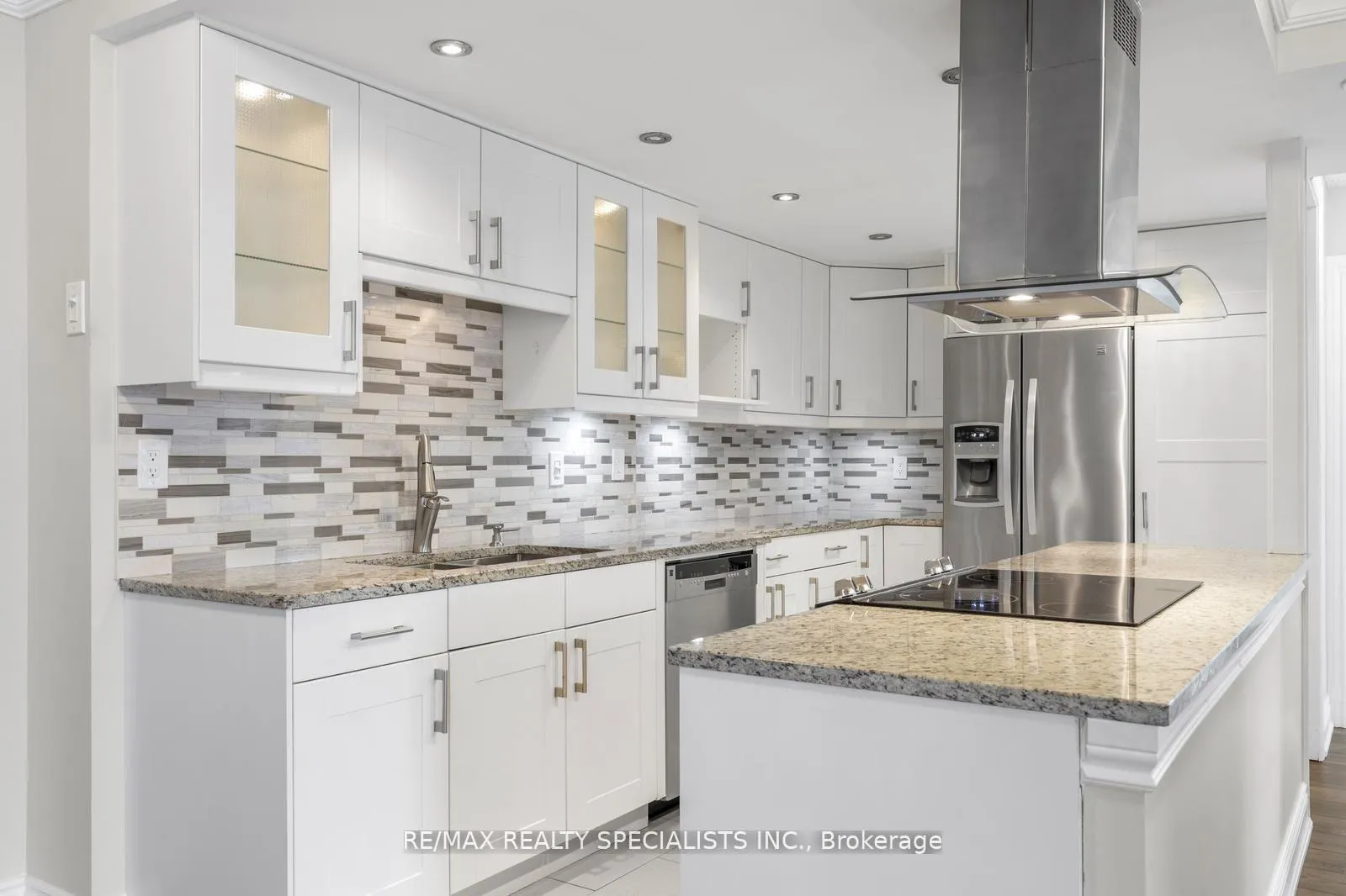 Photo 7 of Unit 803, 820 Burnhamthorpe Road, Etobicoke, Markland Wood — HOMEH