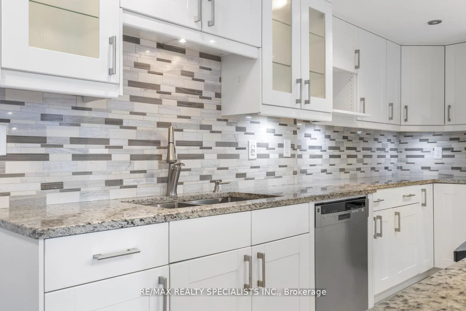 Photo 8 of Unit 803, 820 Burnhamthorpe Road, Etobicoke, Markland Wood — HOMEH