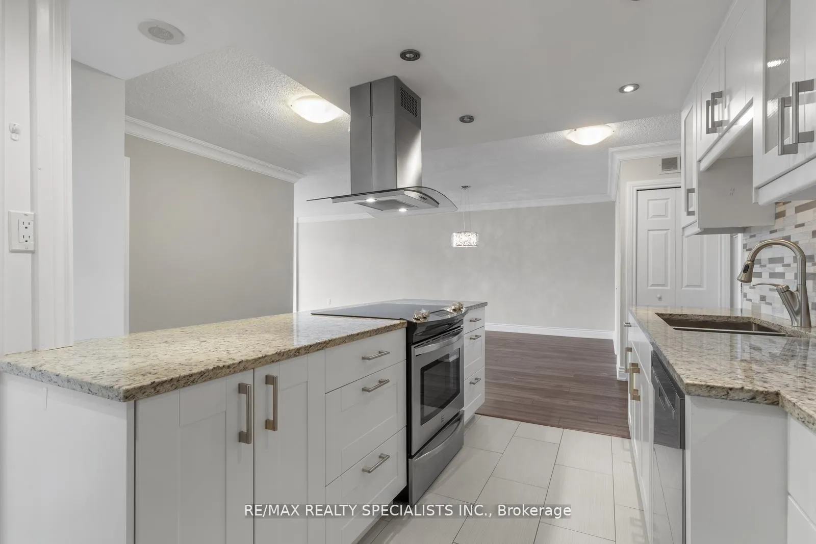 Photo 9 of Unit 803, 820 Burnhamthorpe Road, Etobicoke, Markland Wood — HOMEH
